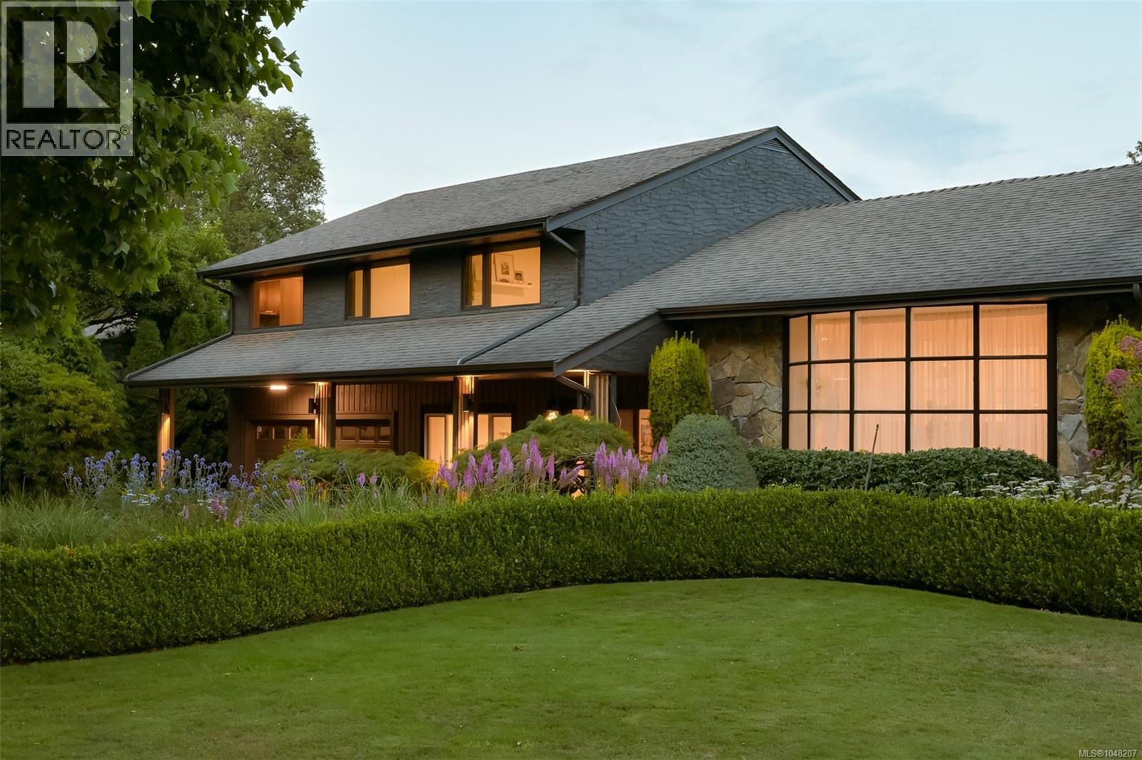 3055 Beach Dr Property Photo 1