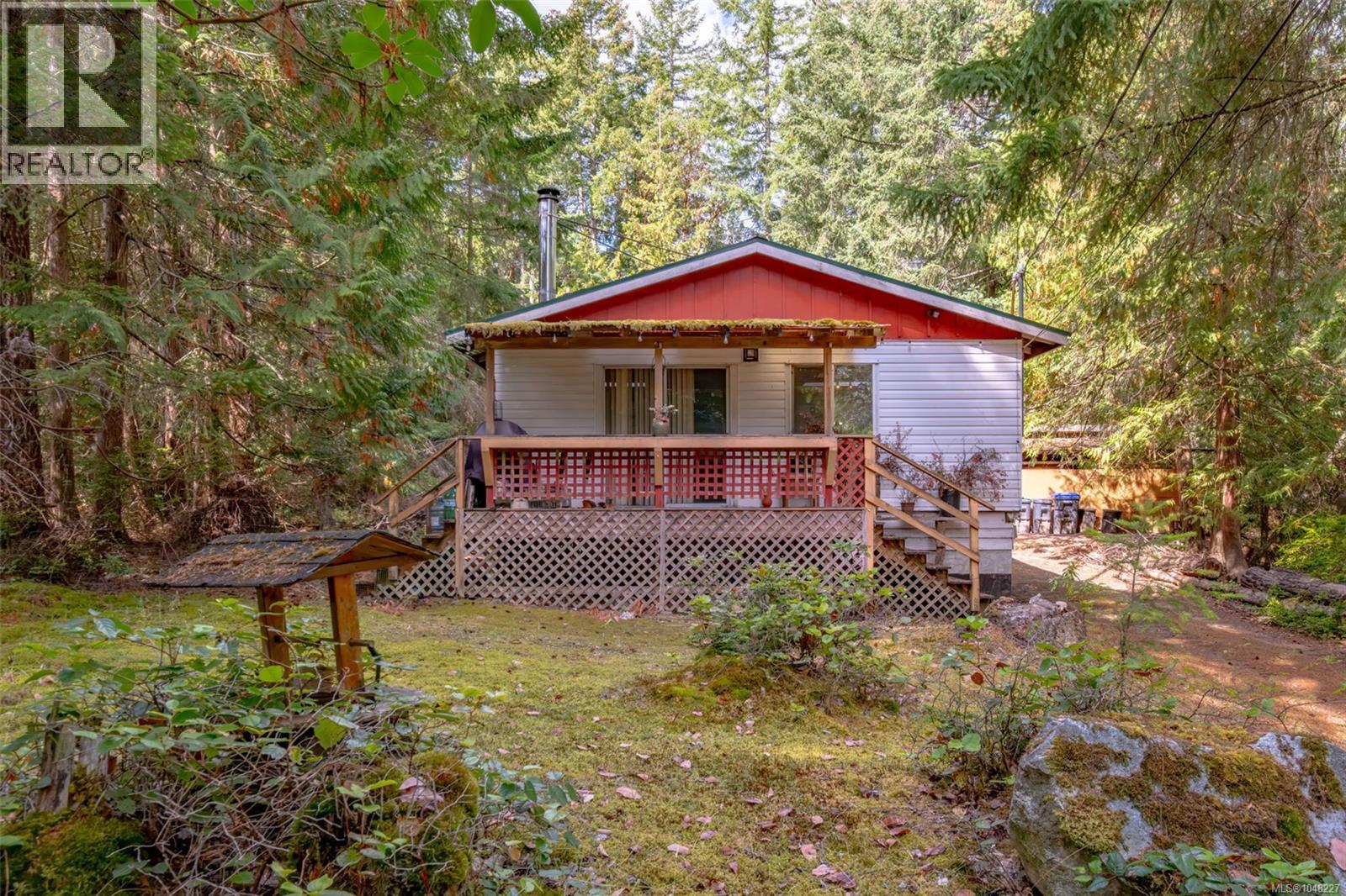 925 Carmen Cres Property Photo 1
