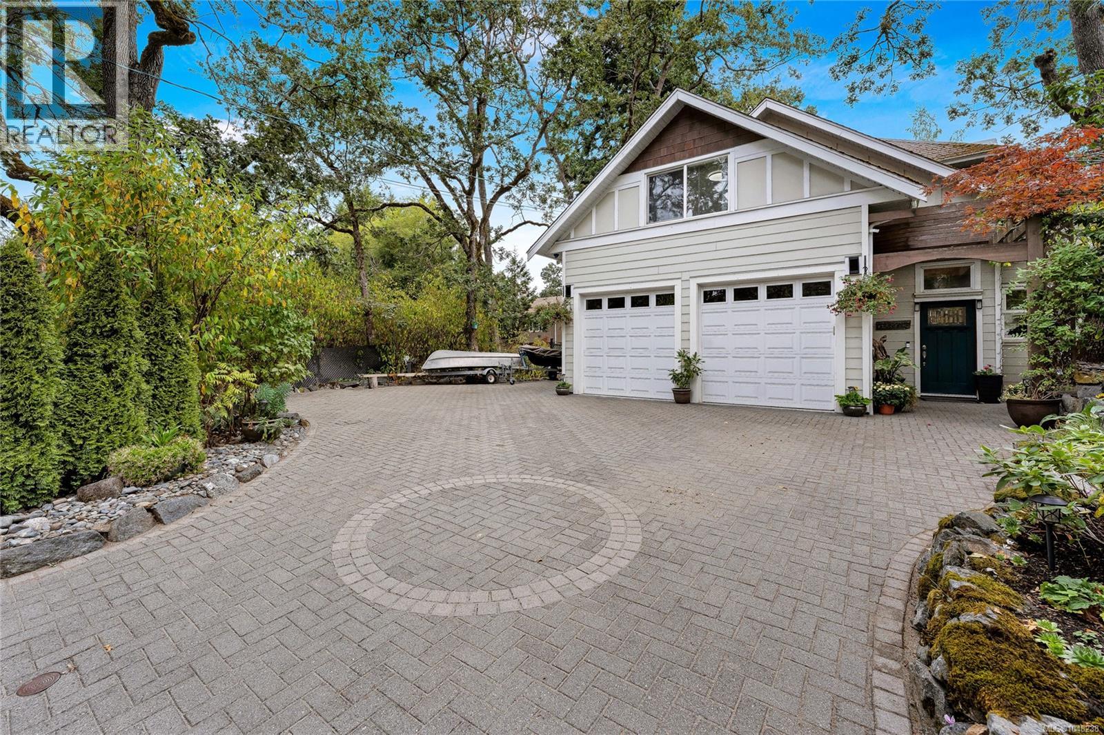 4151 Quadra St Property Photo 1