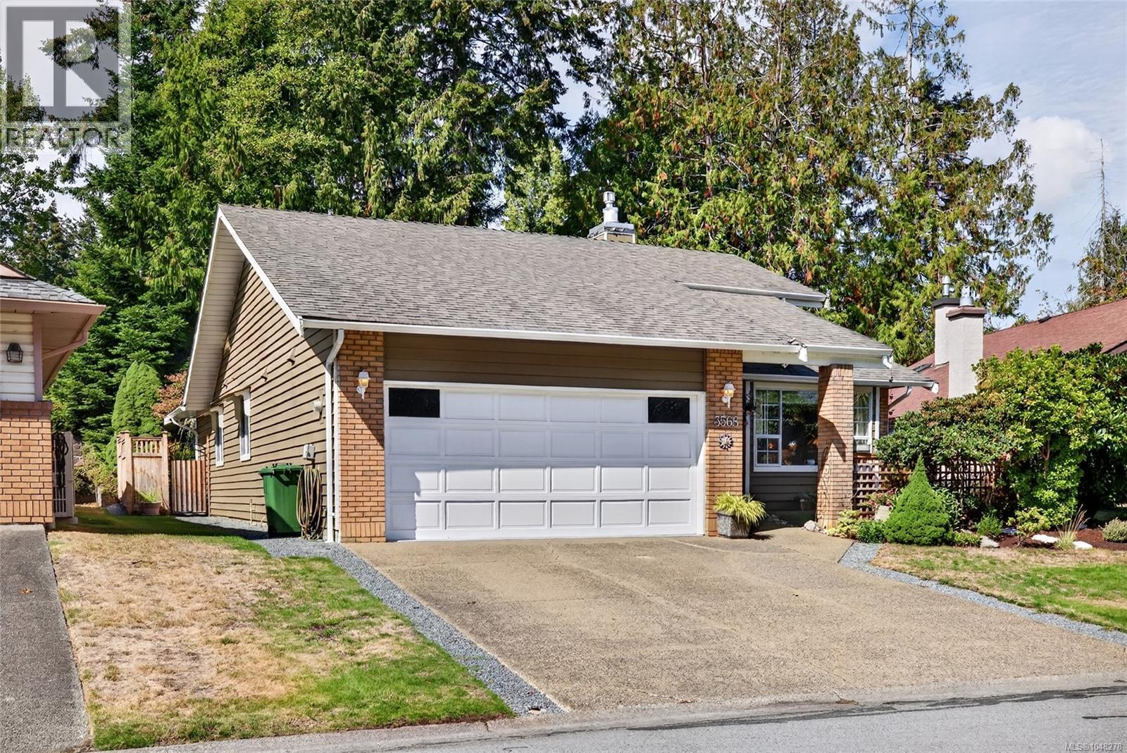 3568 Arbutus Dr S Property Photo 2