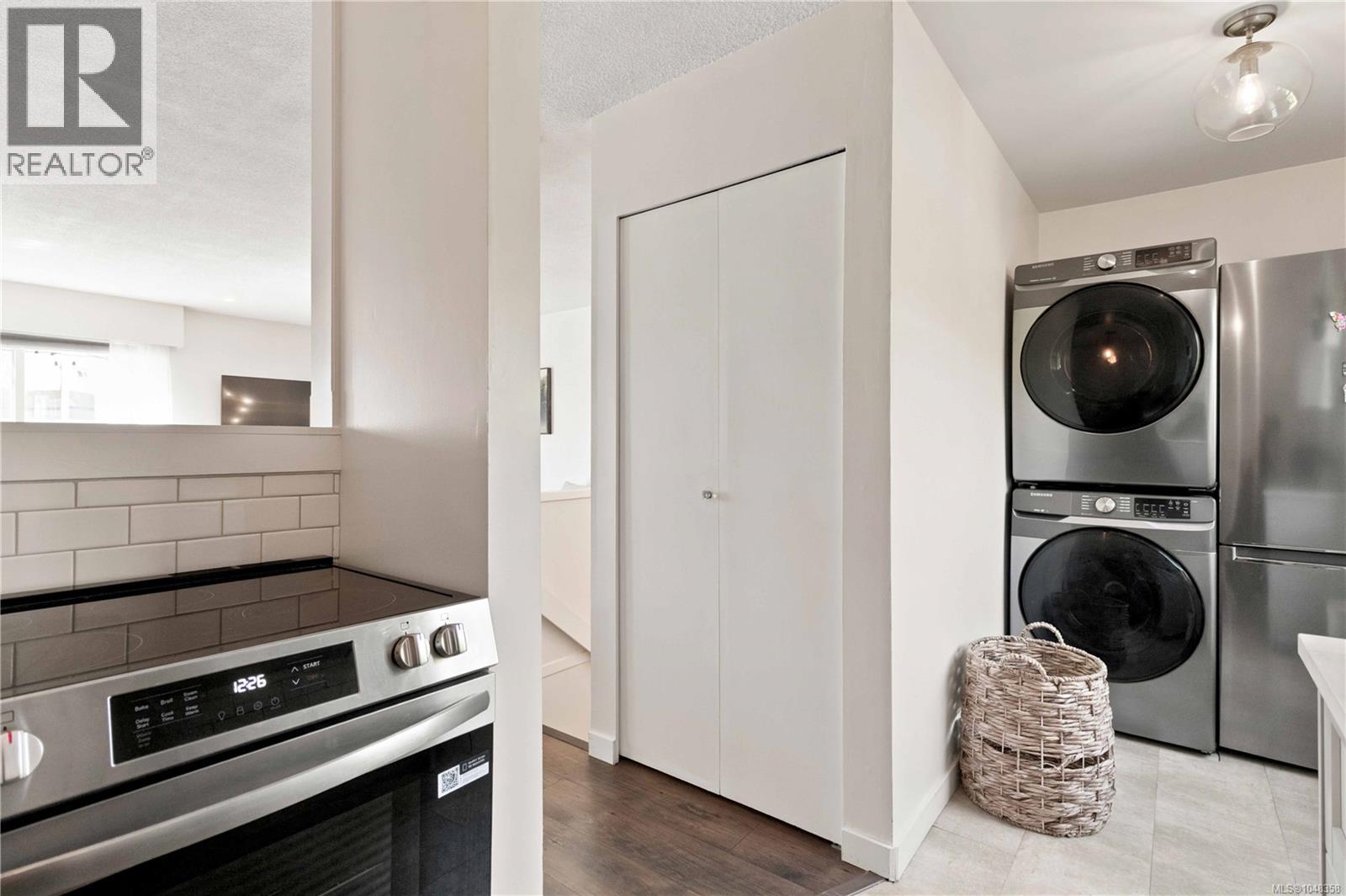 2 210 Douglas St Property Photo 11