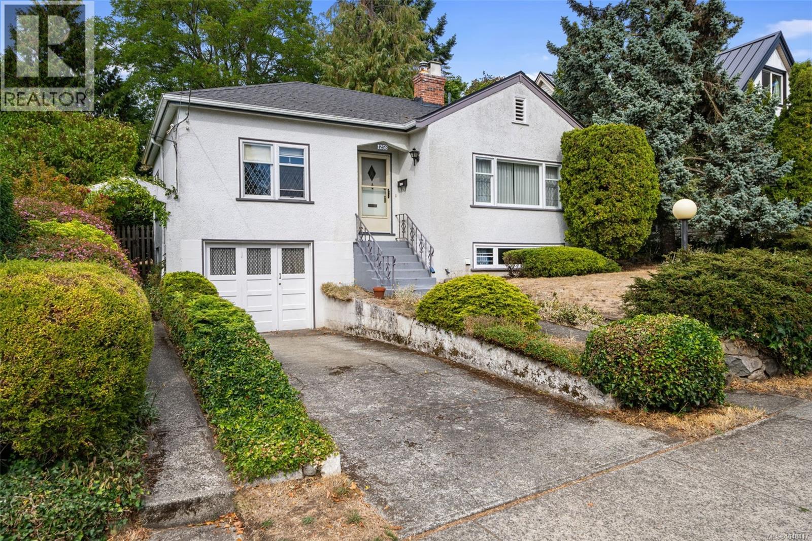 1258 Rockland Ave Property Photo 1