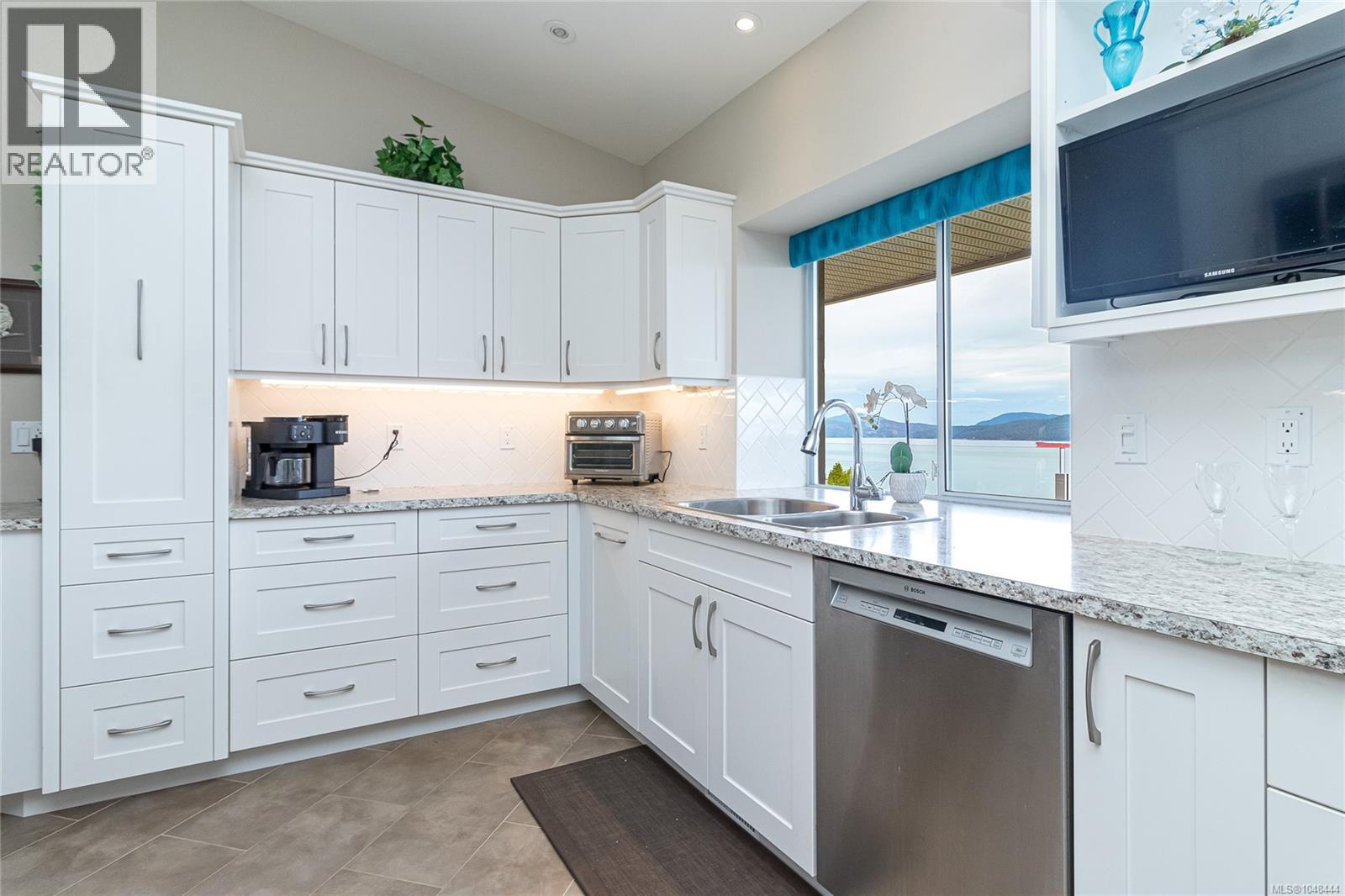 498 Seaview Way Property Photo 15