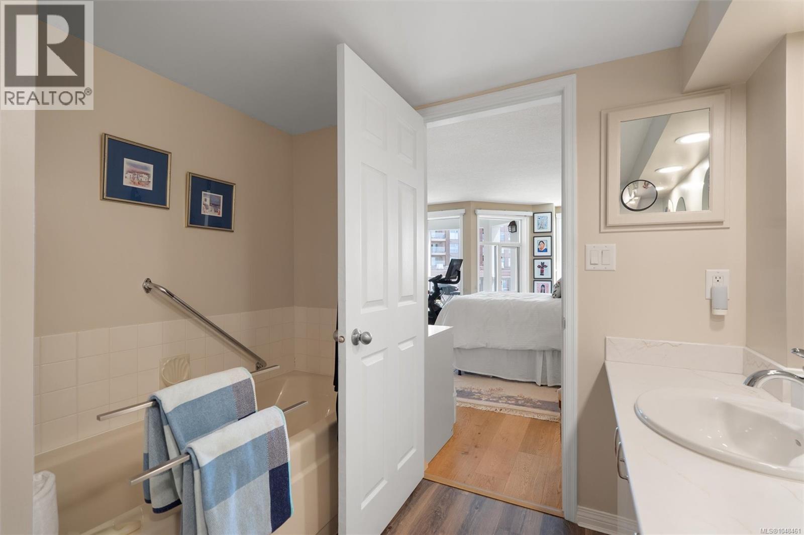 318 10 Paul Kane Pl Property Photo 18
