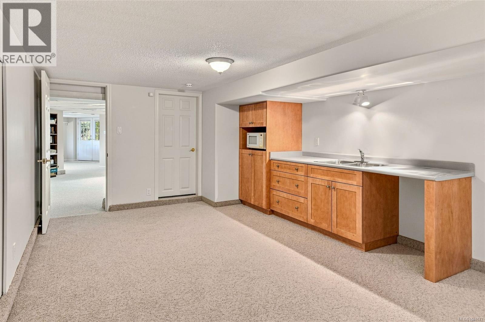 2340 Avondale Pl Property Photo 43