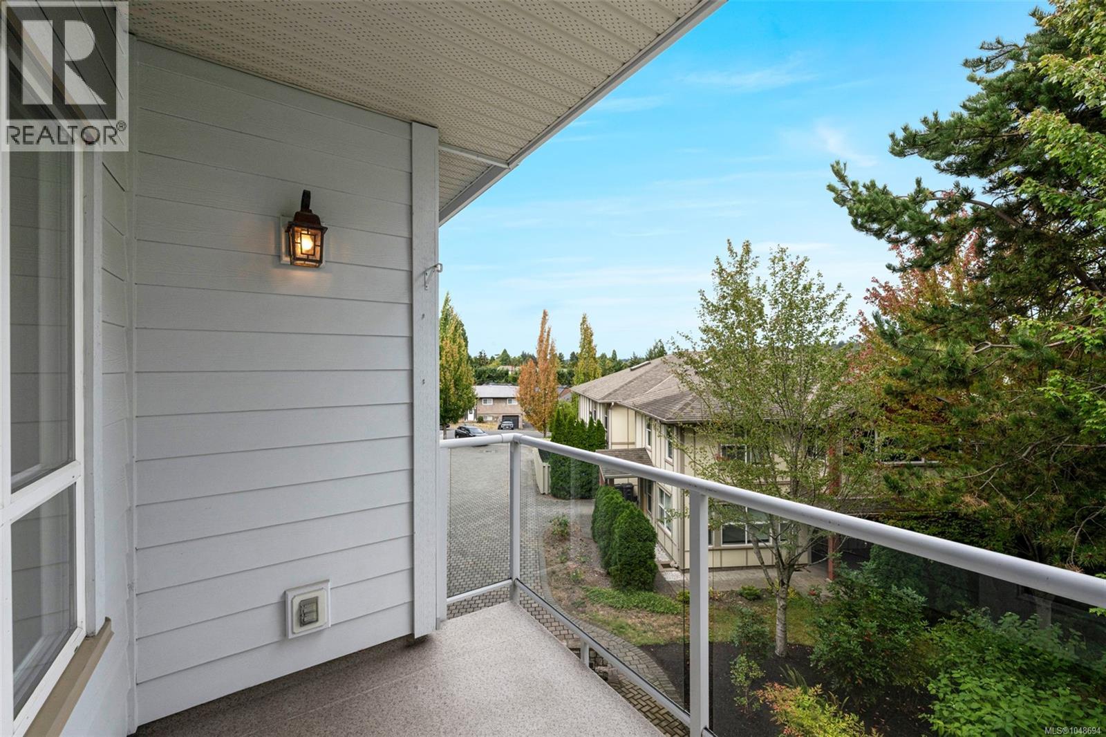 207 3915 Carey Rd Property Photo 14