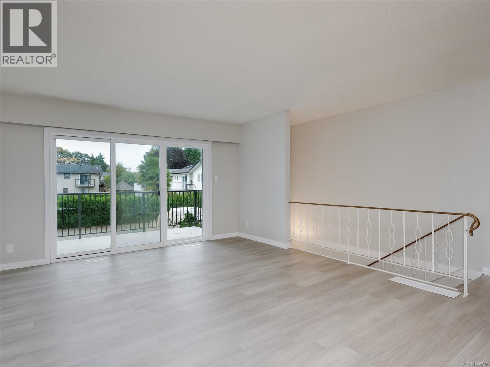 4468 Fairmont Pl Property Photo 4