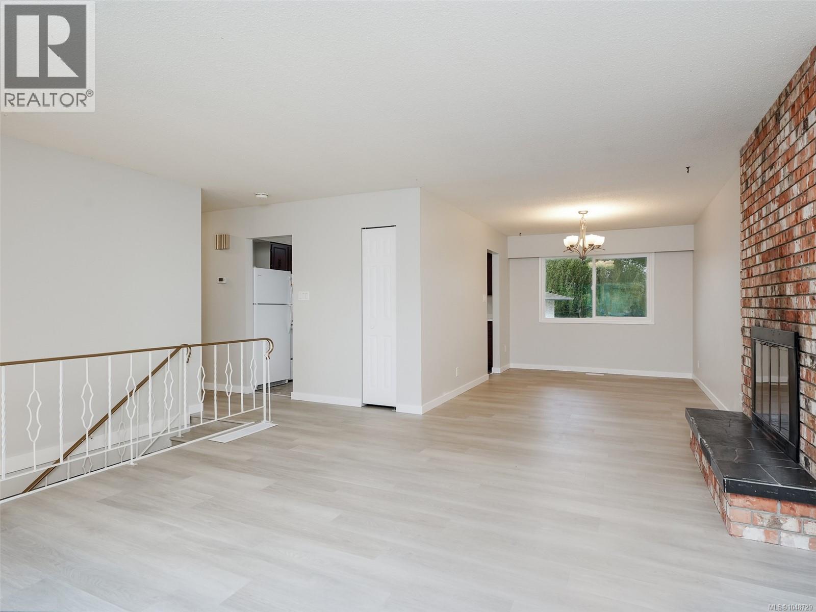 4468 Fairmont Pl Property Photo 6
