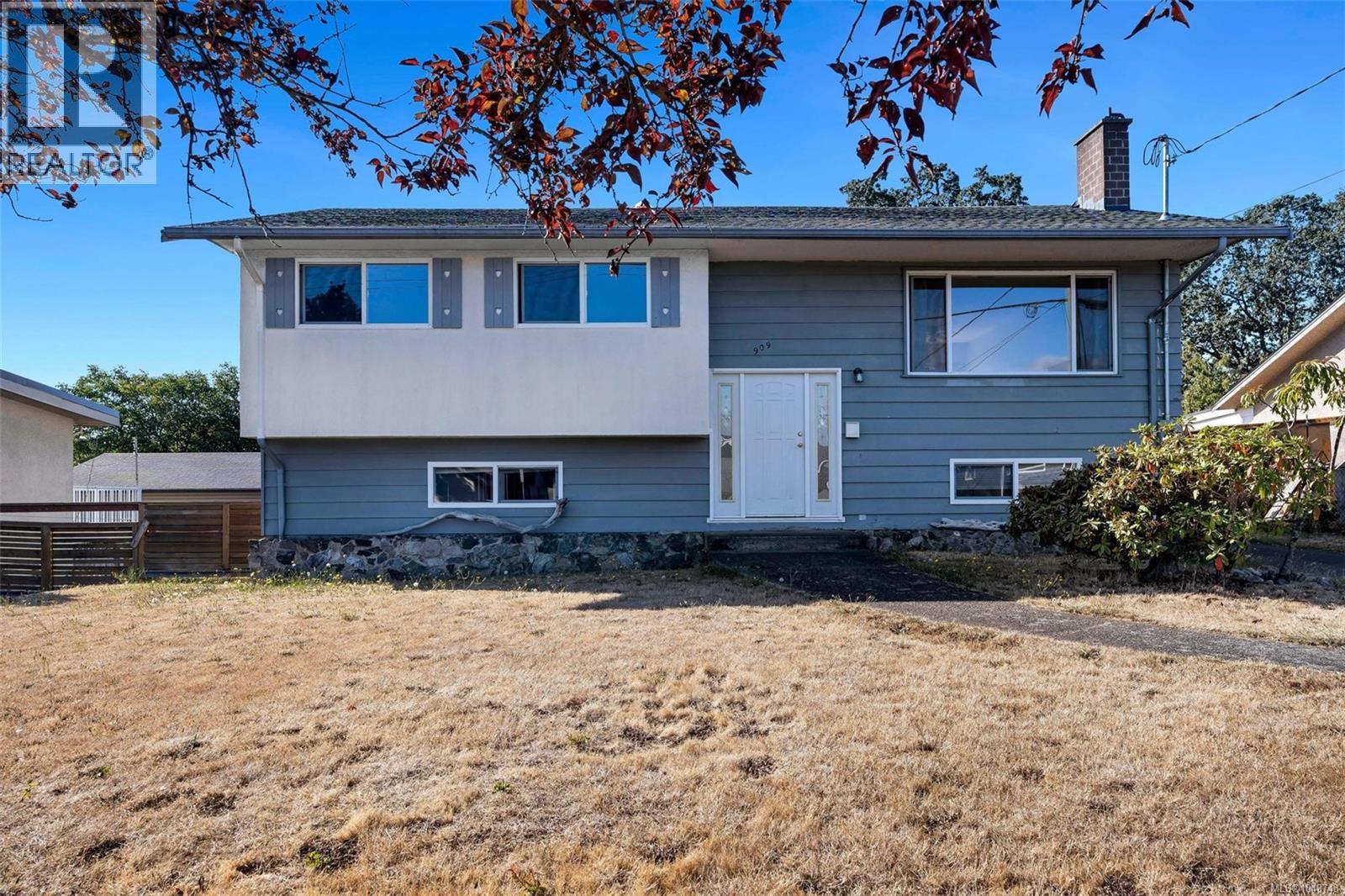 909 Shearwater St Property Photo 1
