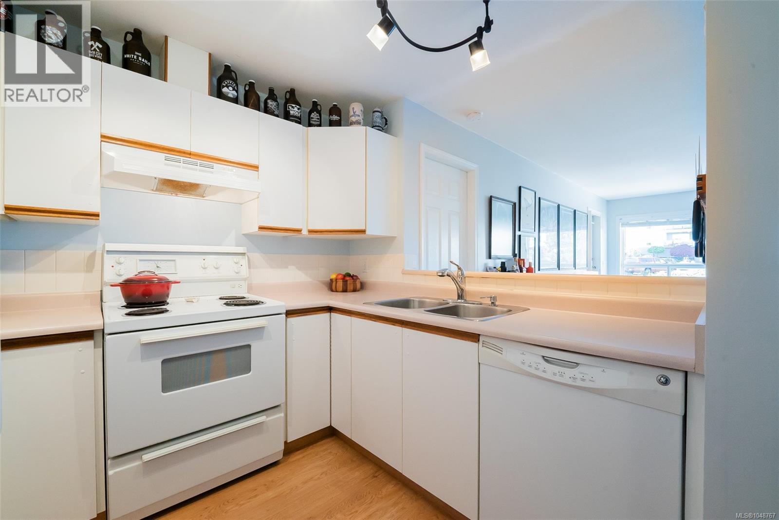 405 1631 Dufferin Cres Property Photo 3
