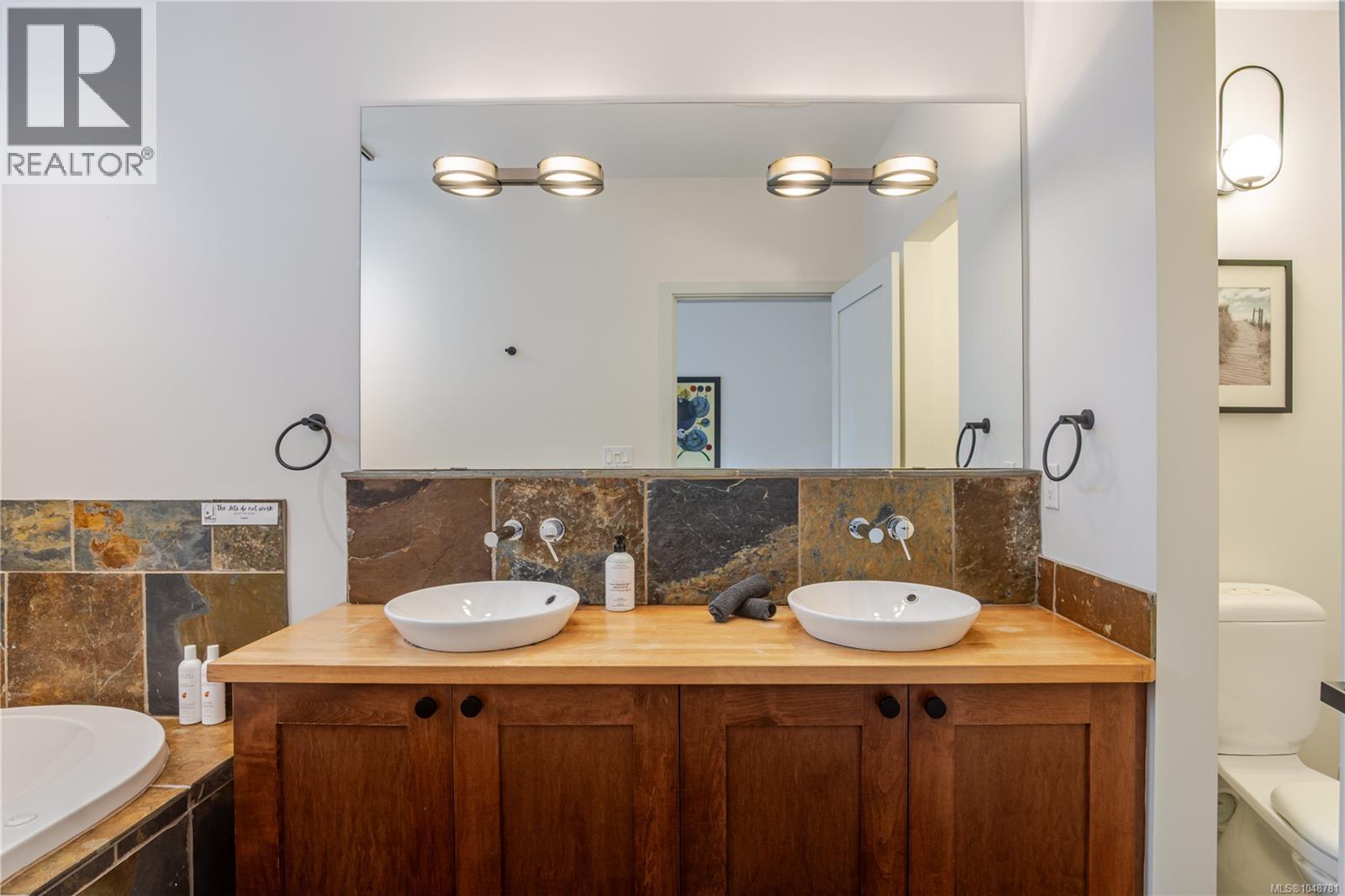106 545 Marine Dr Property Photo 15