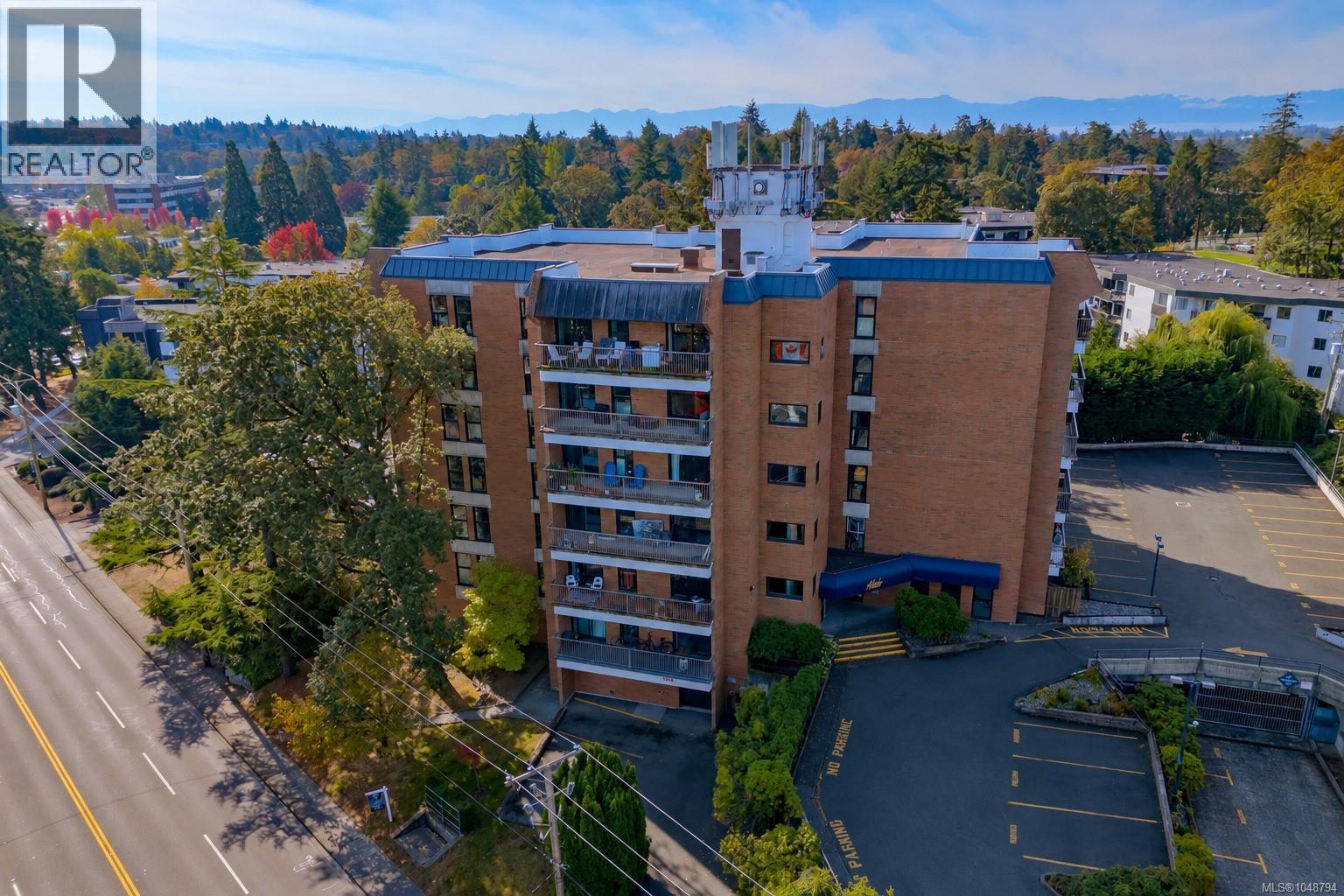404 4030 Quadra St Property Photo 1