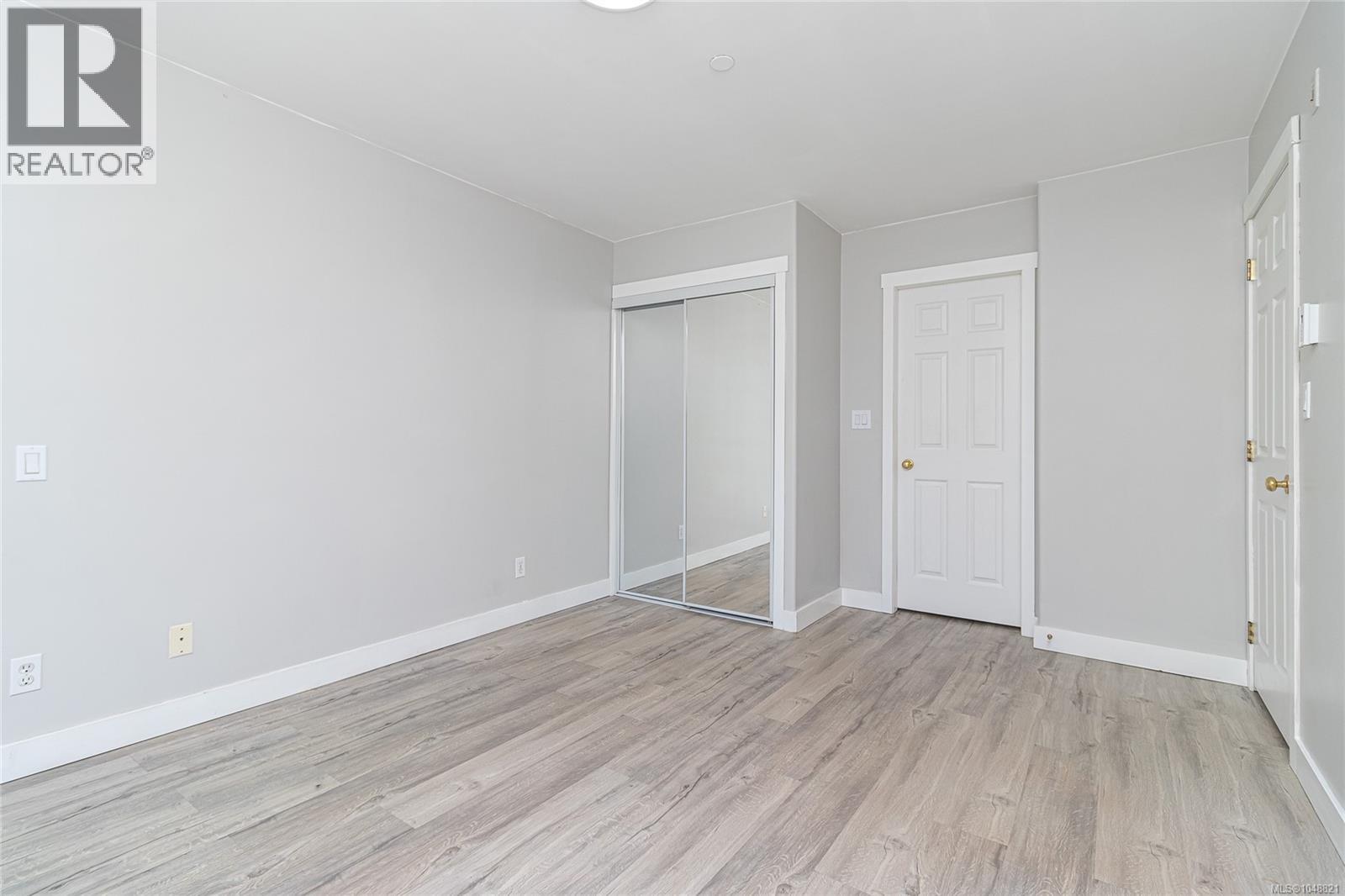 401 893 Hockley Ave Property Photo 14