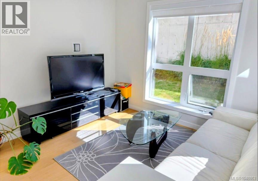 107 4030 Shelbourne St Property Photo 4