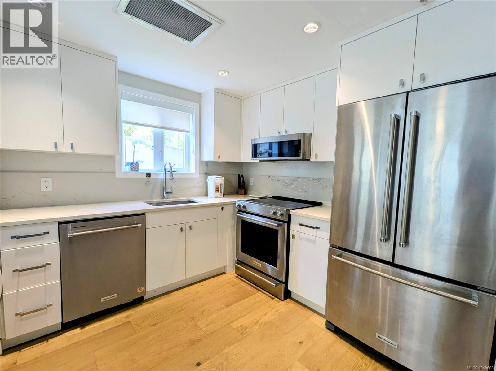 107 4030 Shelbourne St Property Photo 6