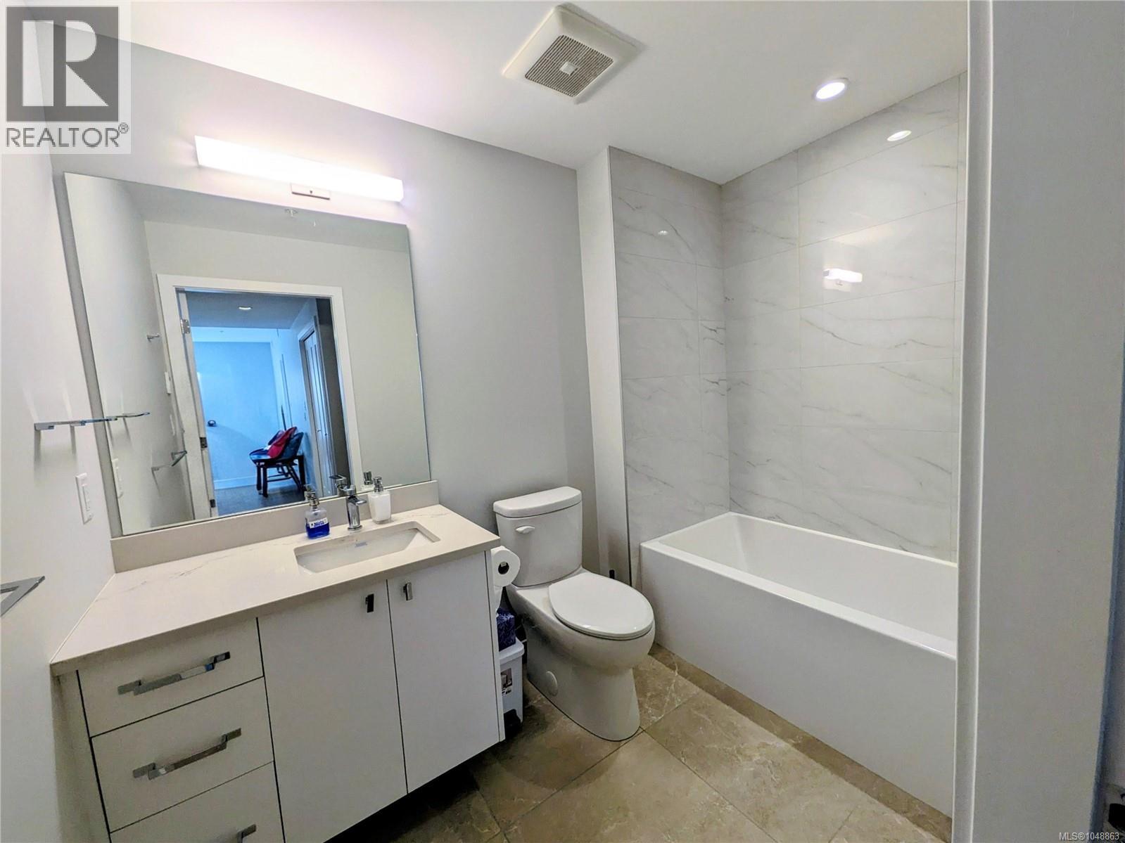 107 4030 Shelbourne St Property Photo 8