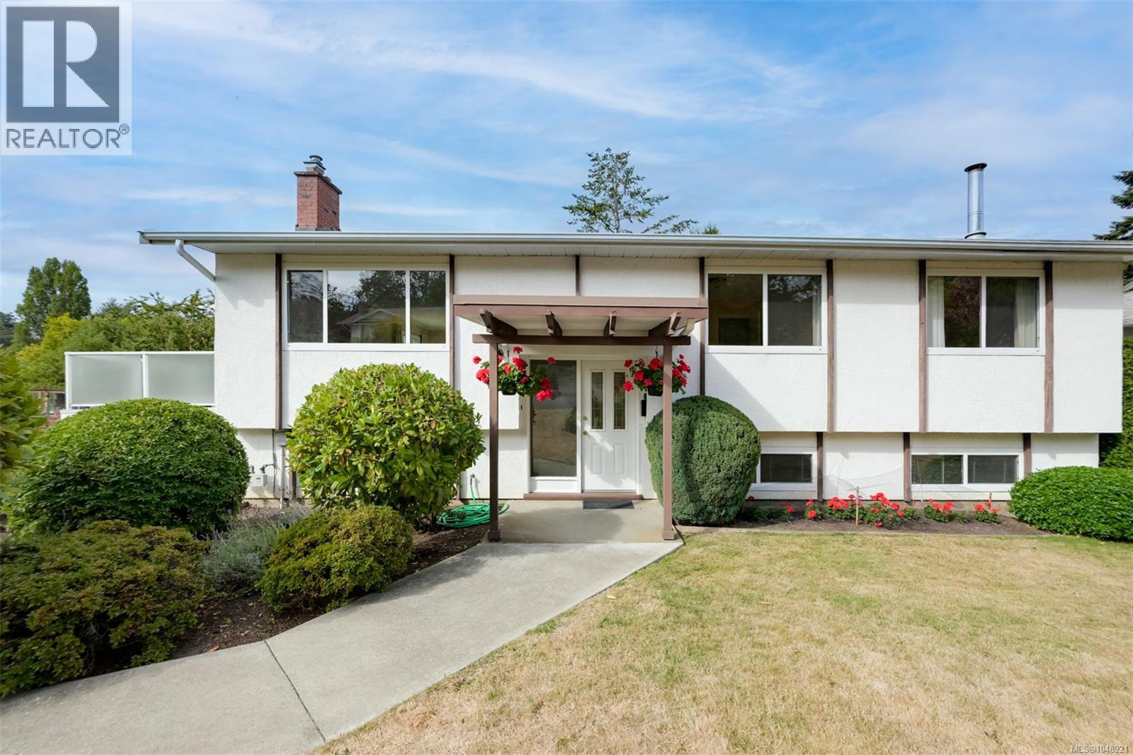 4218 Thornhill Cres Property Photo 1