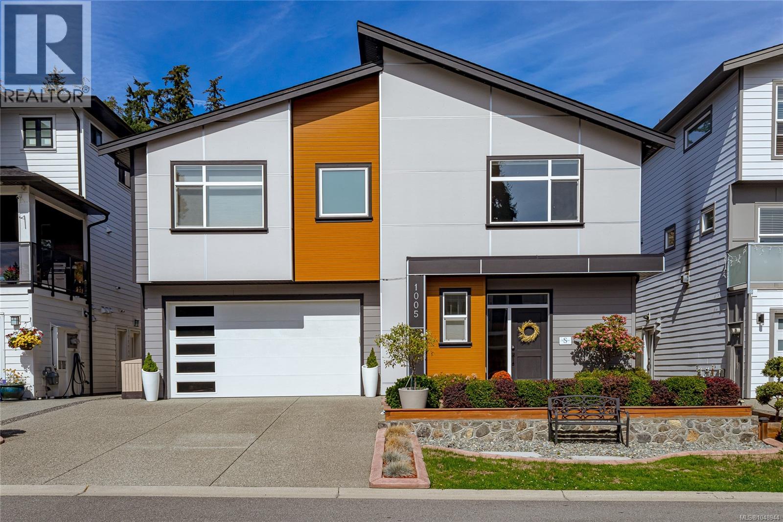1005 Golden Spire Cres Property Photo 1