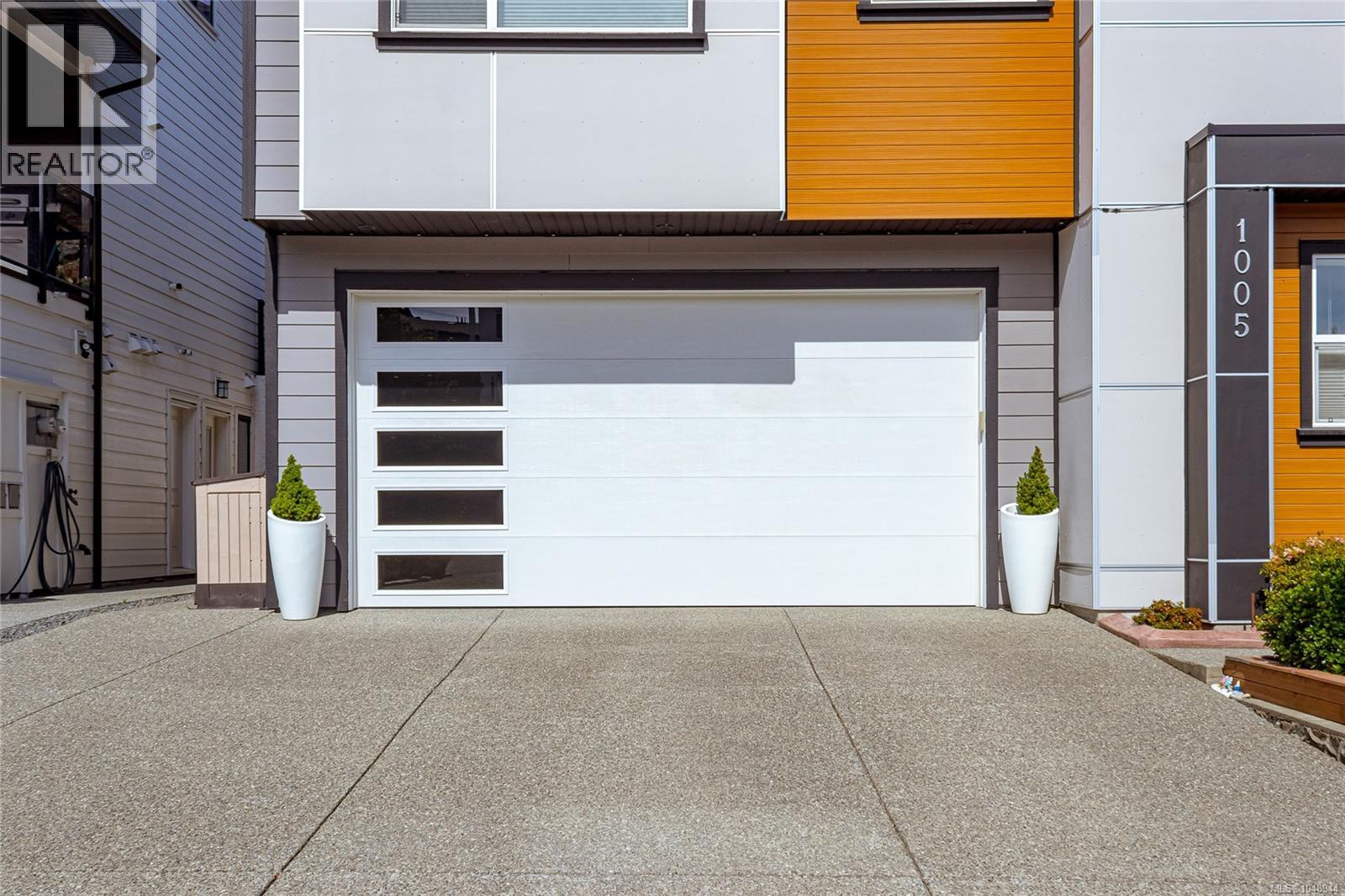 1005 Golden Spire Cres Property Photo 3