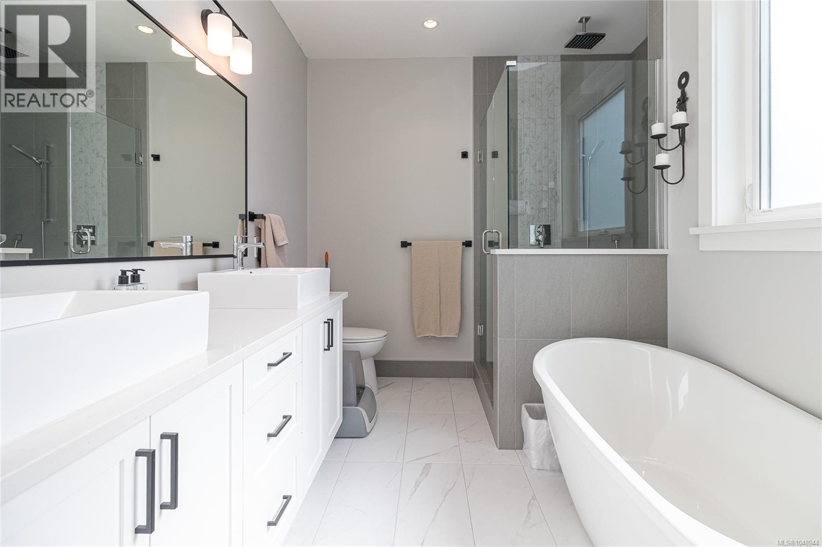 1005 Golden Spire Cres Property Photo 23