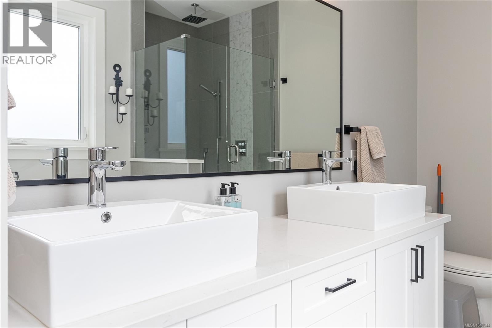 1005 Golden Spire Cres Property Photo 24
