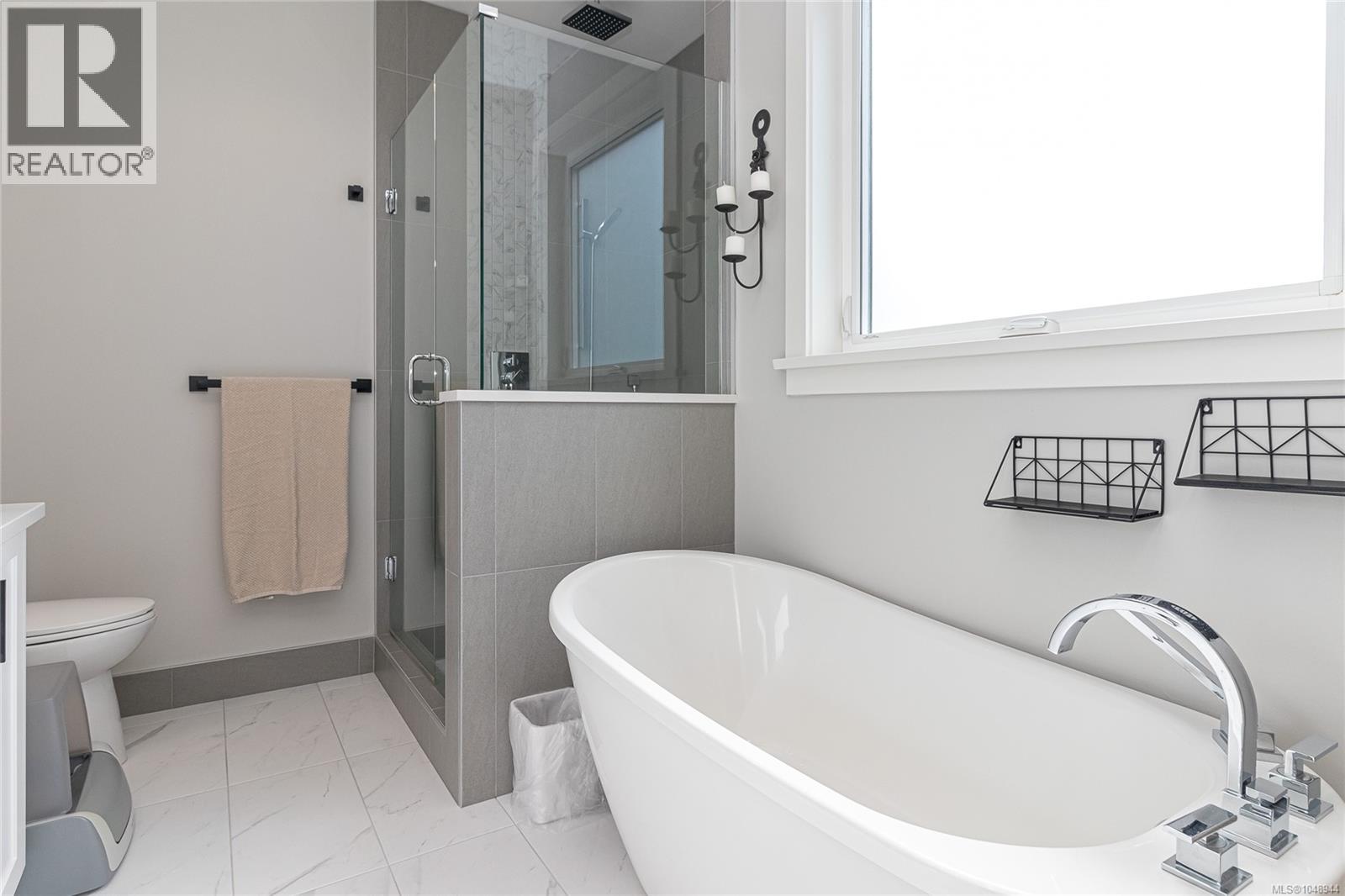 1005 Golden Spire Cres Property Photo 25
