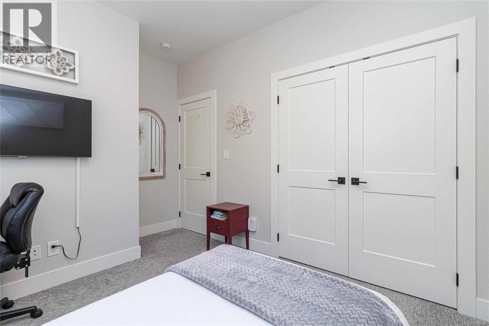 1005 Golden Spire Cres Property Photo 27