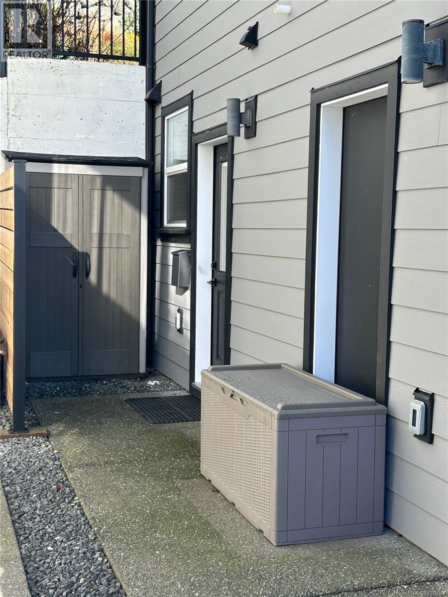 1005 Golden Spire Cres Property Photo 46