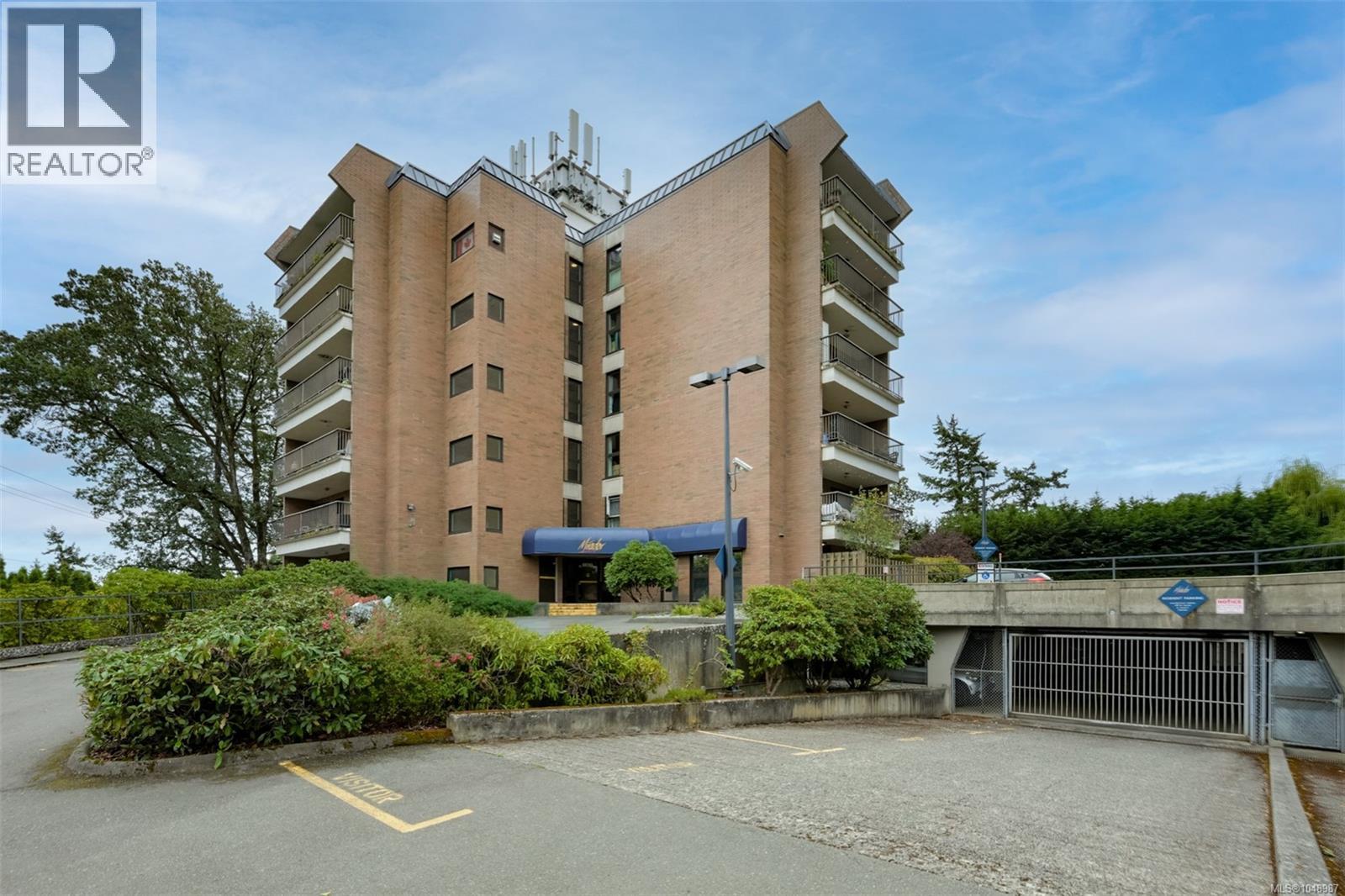 201 4030 Quadra St Property Photo 1