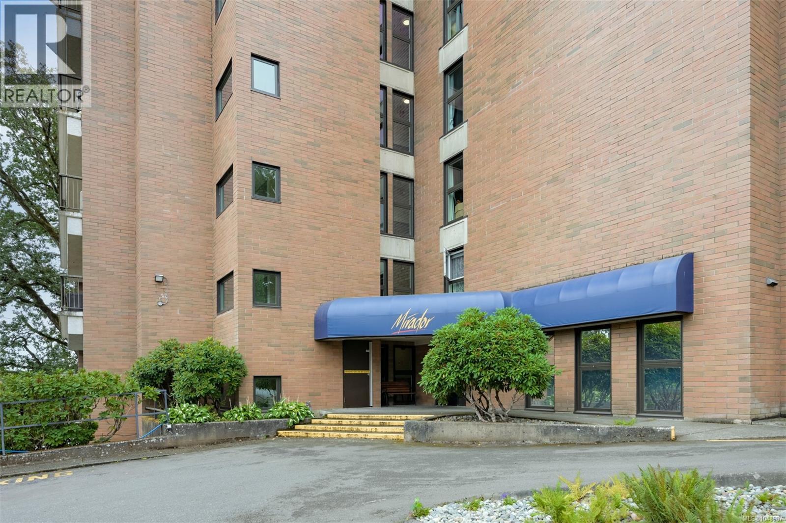 201 4030 Quadra St Property Photo 2