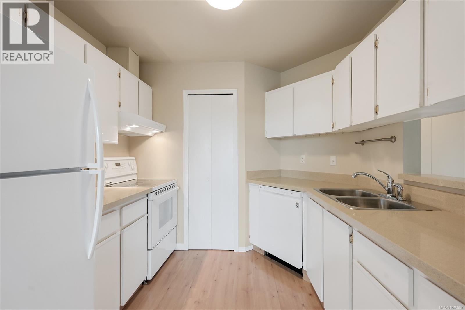 201 4030 Quadra St Property Photo 3