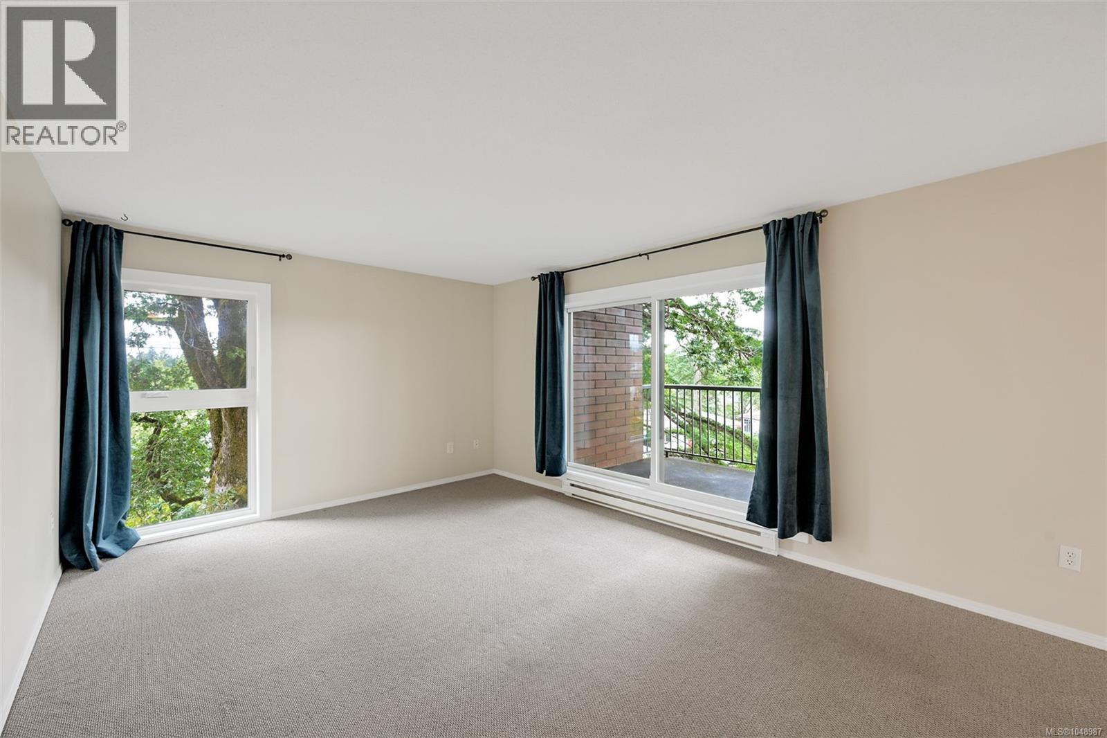 201 4030 Quadra St Property Photo 4