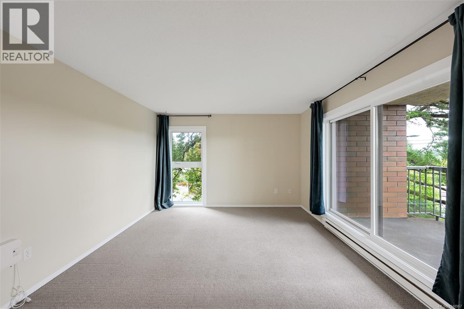 201 4030 Quadra St Property Photo 6