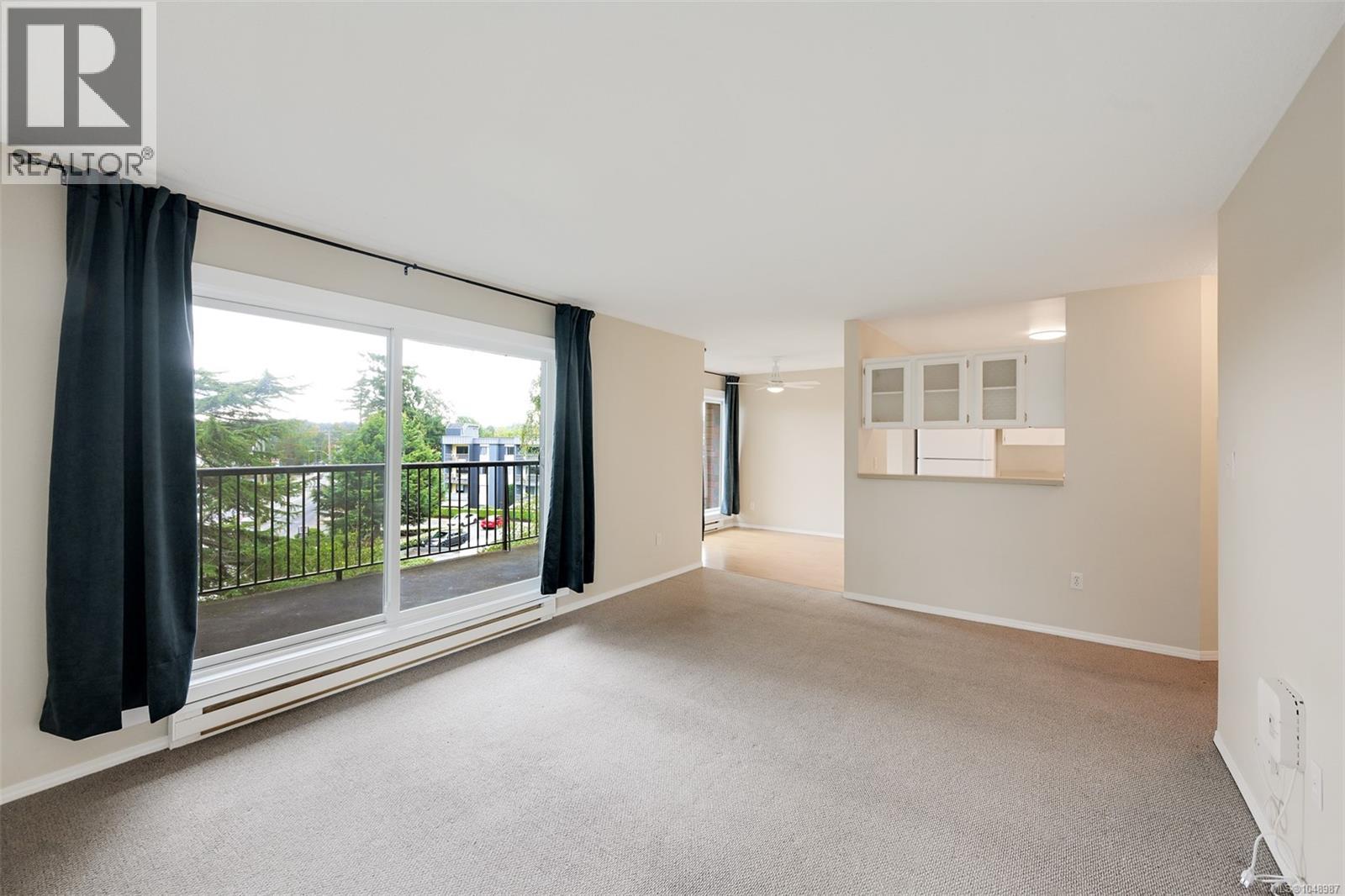 201 4030 Quadra St Property Photo 7