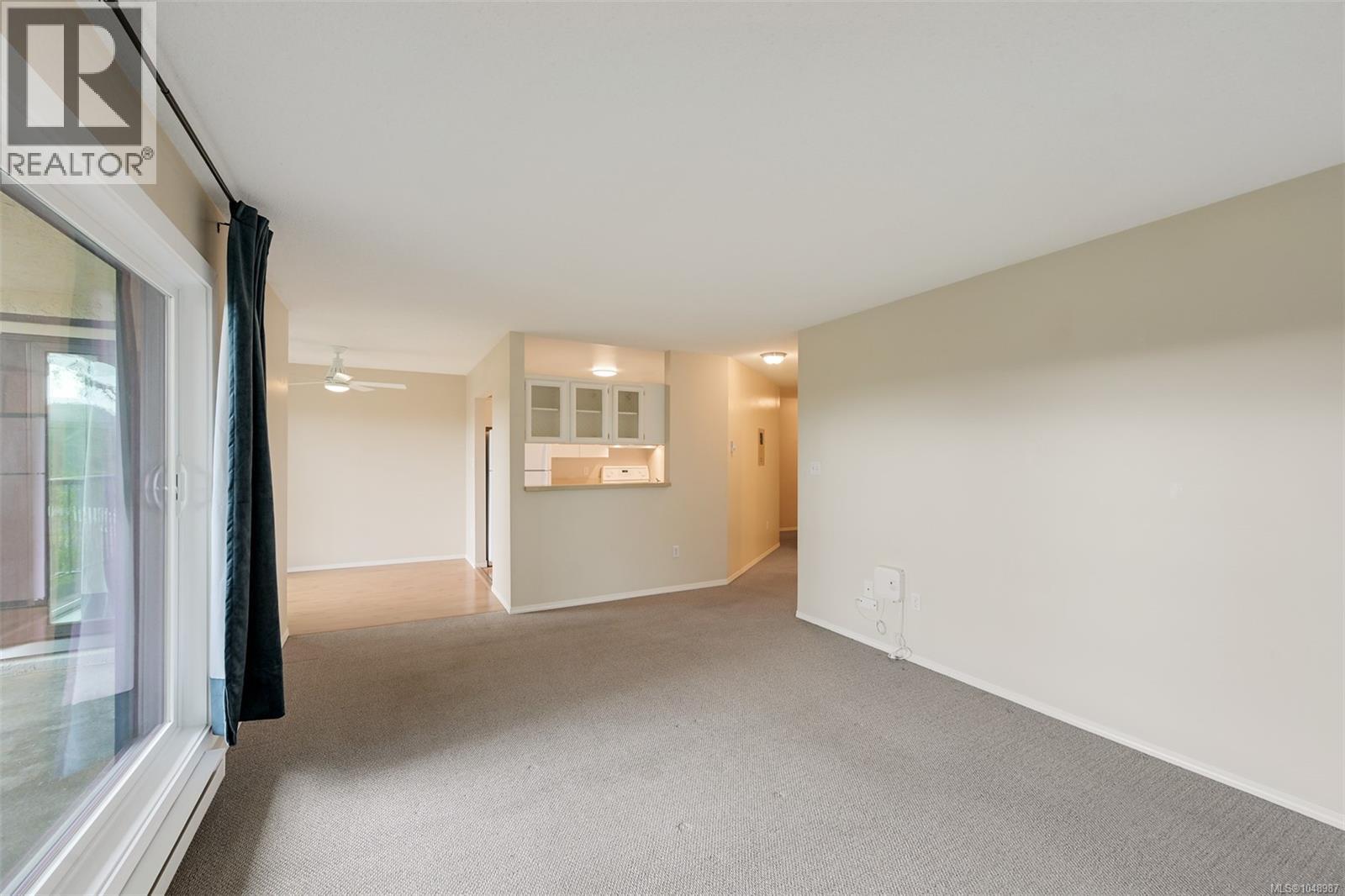 201 4030 Quadra St Property Photo 9