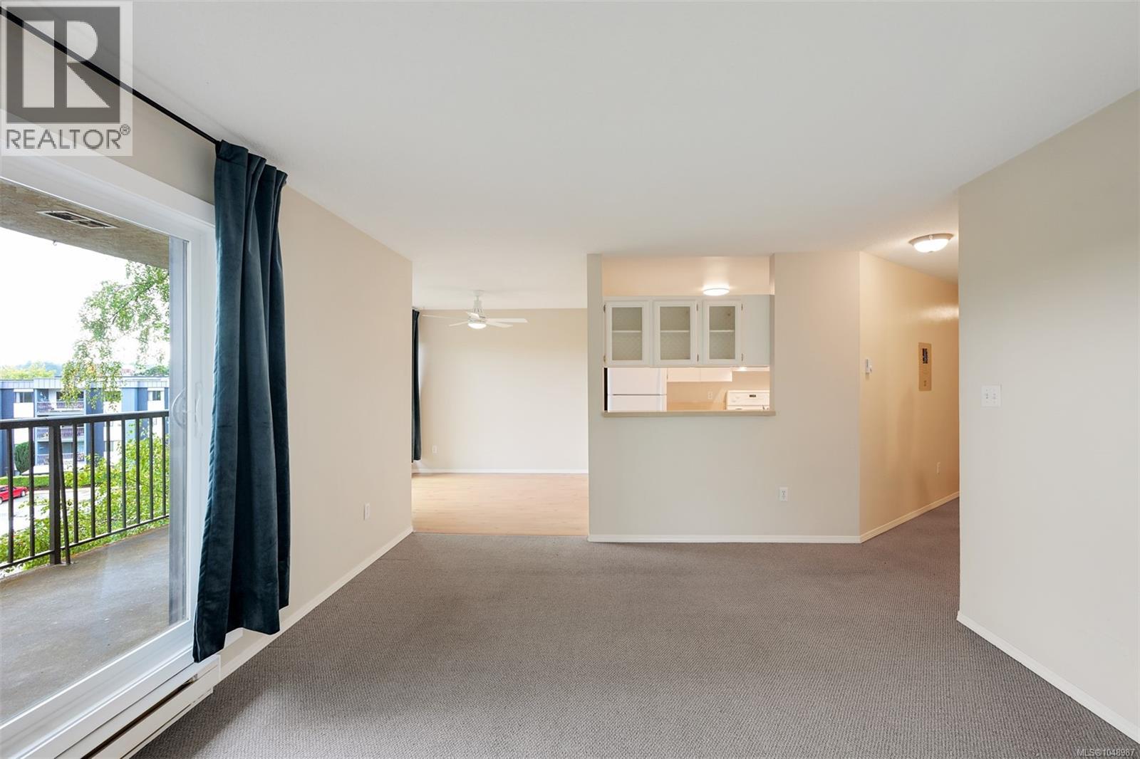 201 4030 Quadra St Property Photo 10