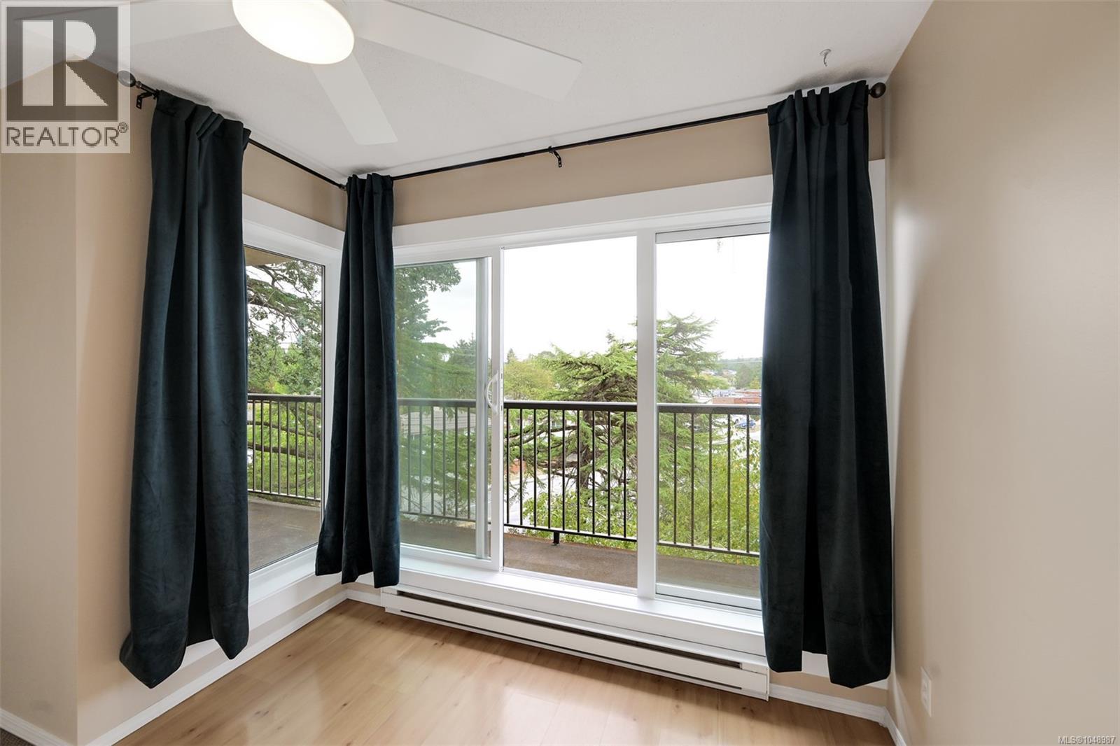 201 4030 Quadra St Property Photo 12