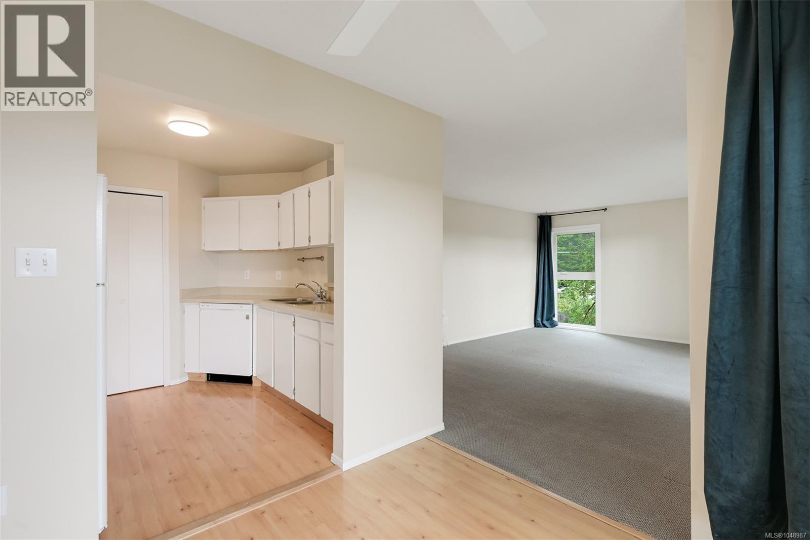 201 4030 Quadra St Property Photo 13