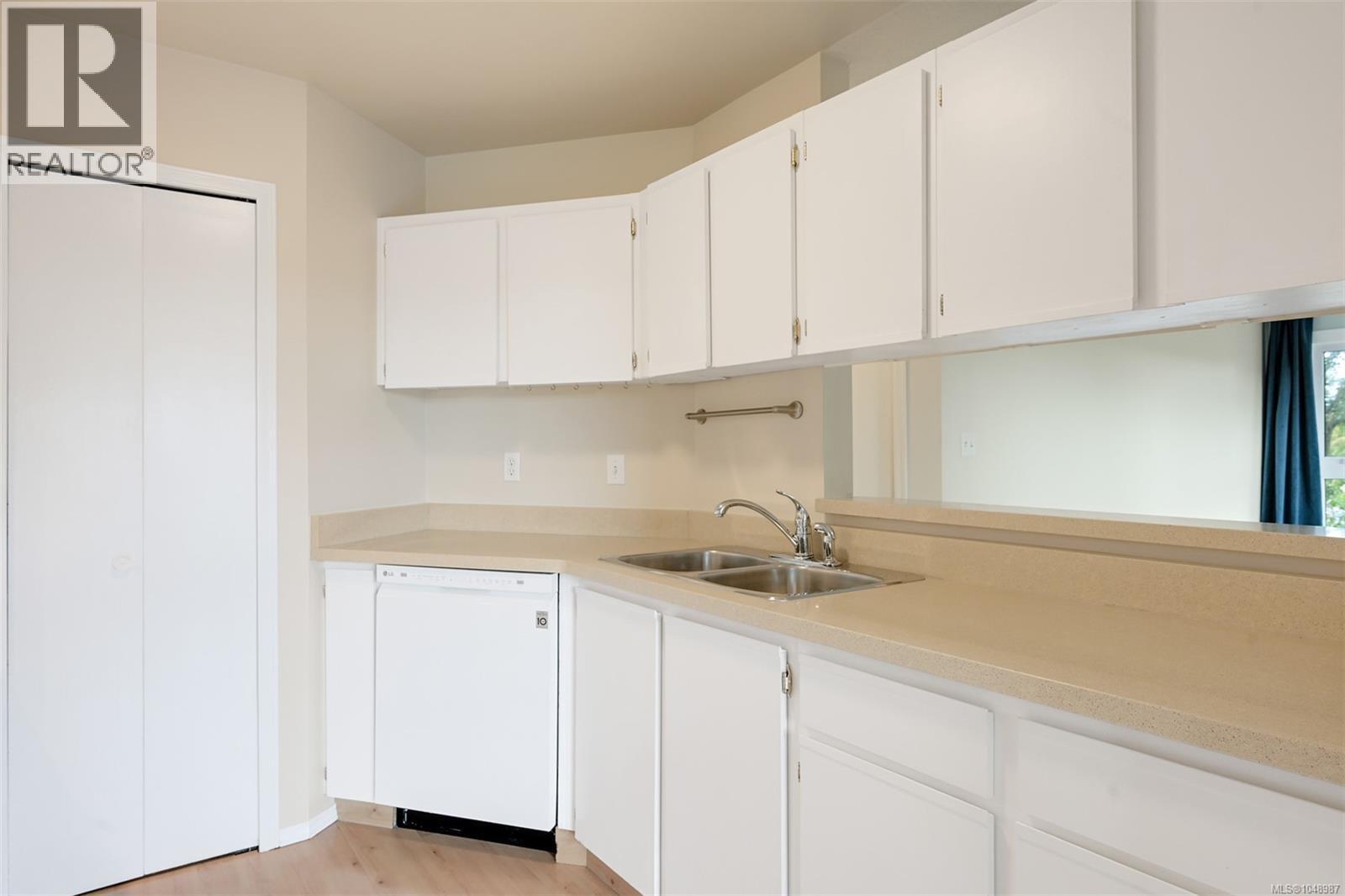 201 4030 Quadra St Property Photo 14