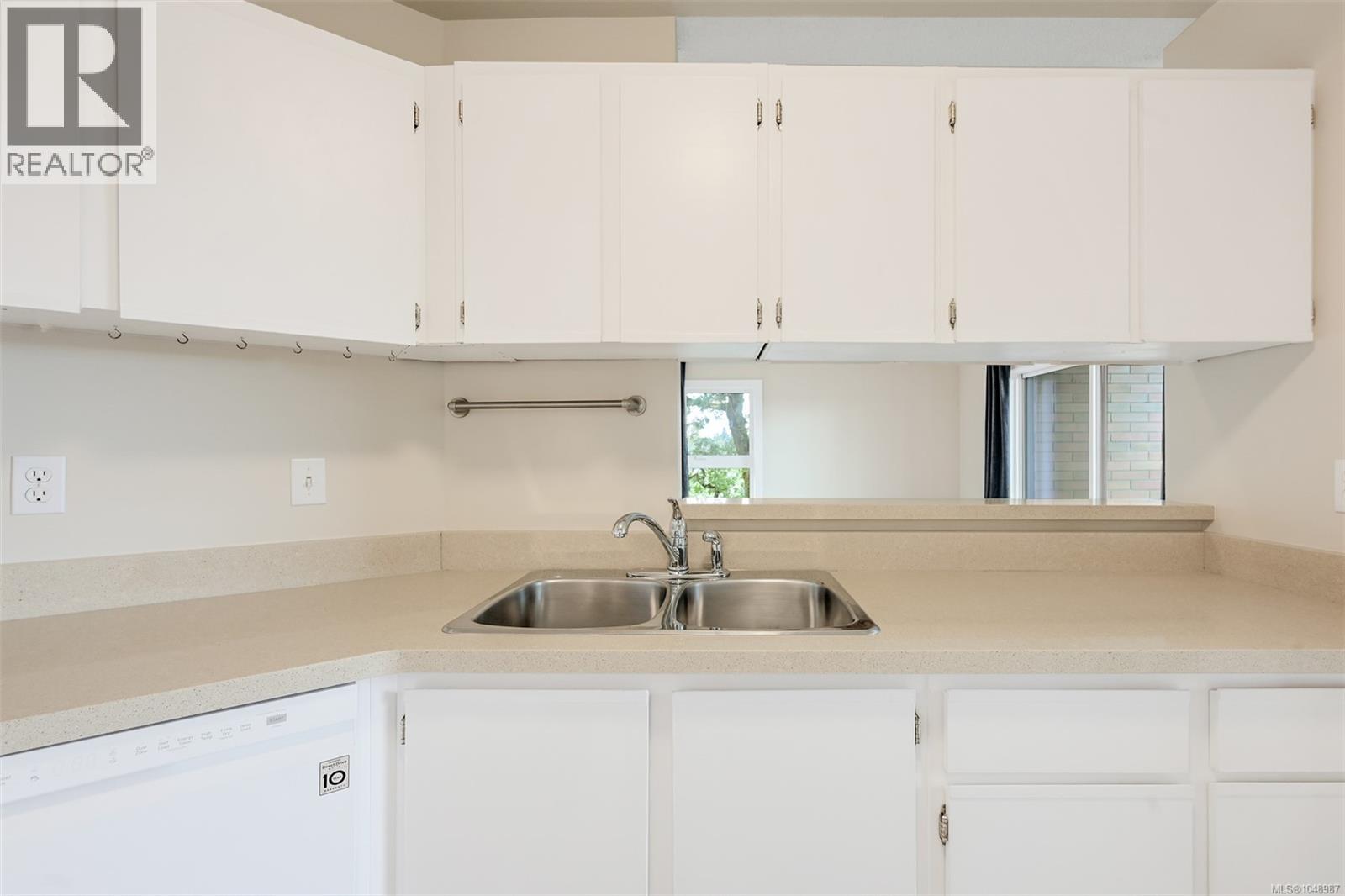 201 4030 Quadra St Property Photo 15