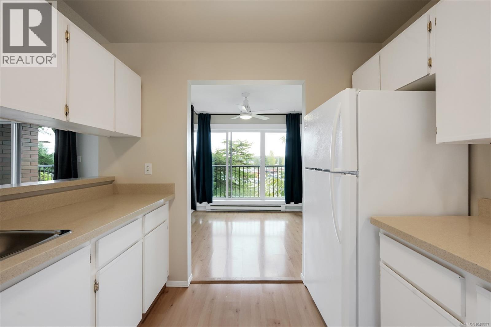 201 4030 Quadra St Property Photo 17