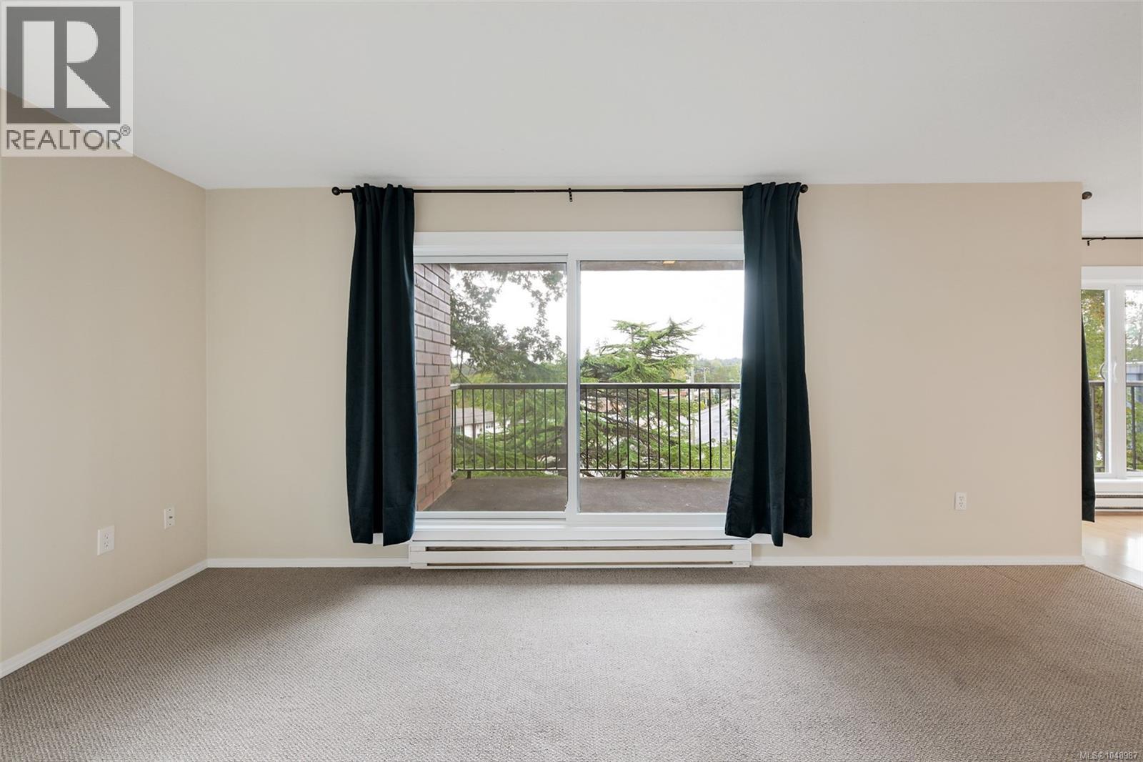 201 4030 Quadra St Property Photo 18