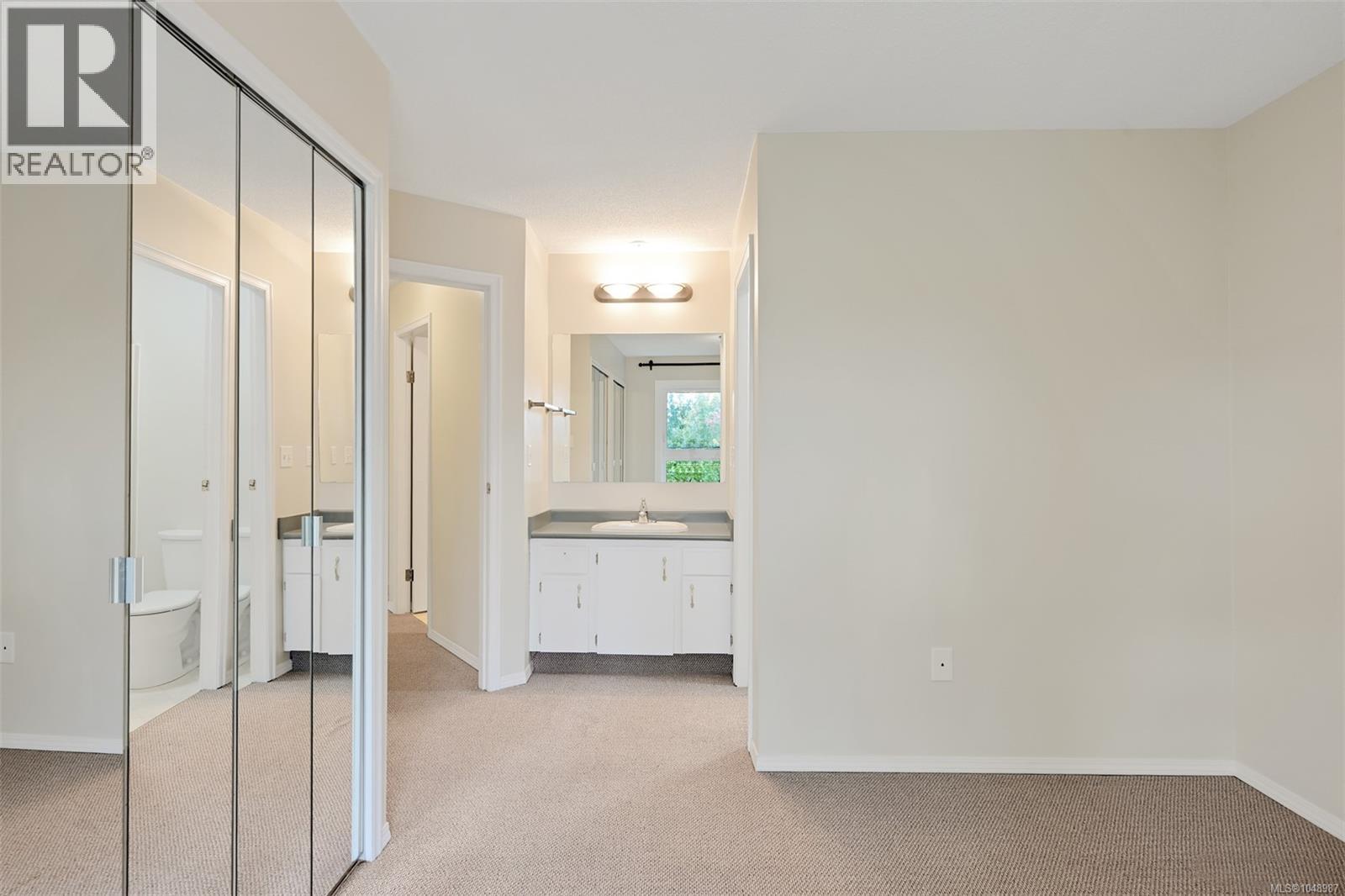 201 4030 Quadra St Property Photo 23