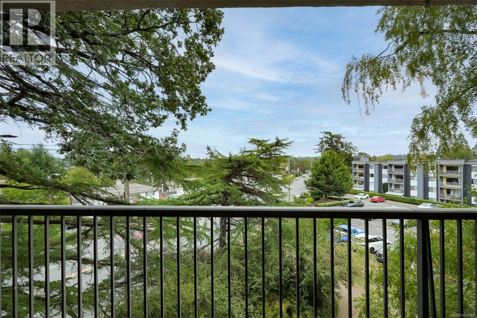 201 4030 Quadra St Property Photo 27