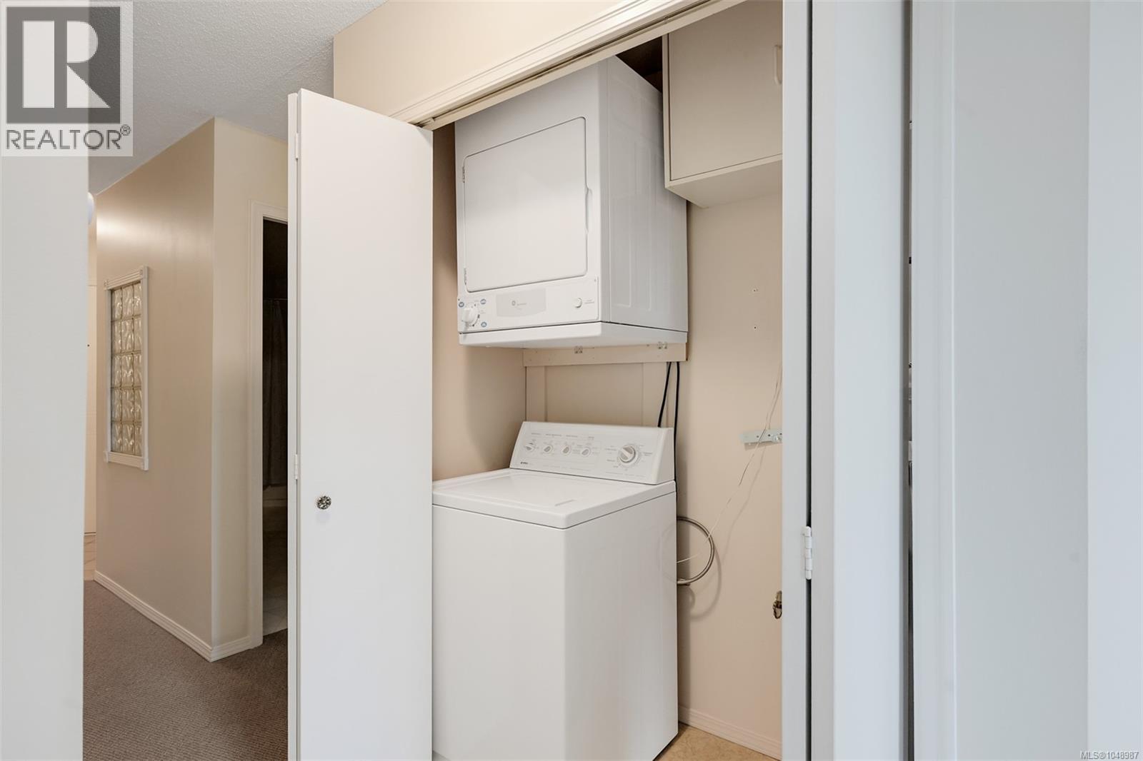 201 4030 Quadra St Property Photo 34