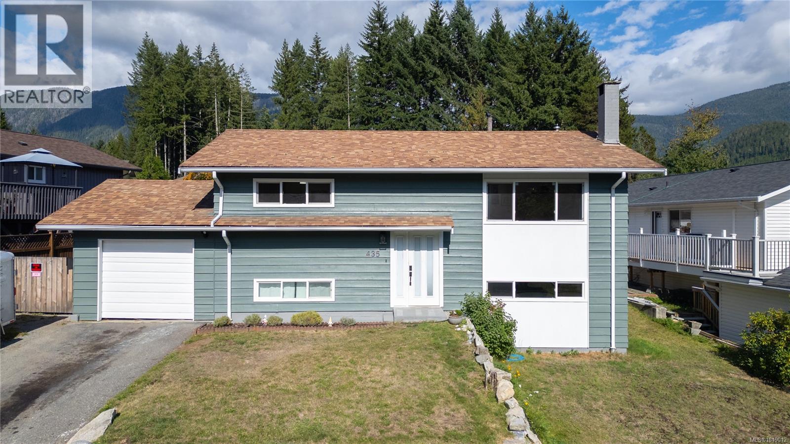 435 Cedar Cres Property Photo 1