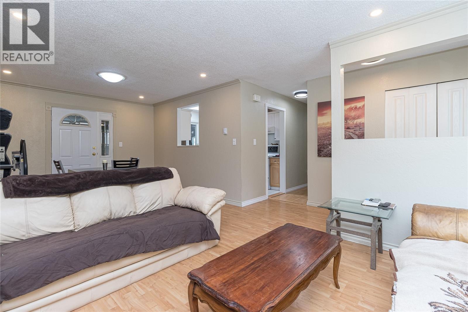 2890 Canyon Park Pl Property Photo 6