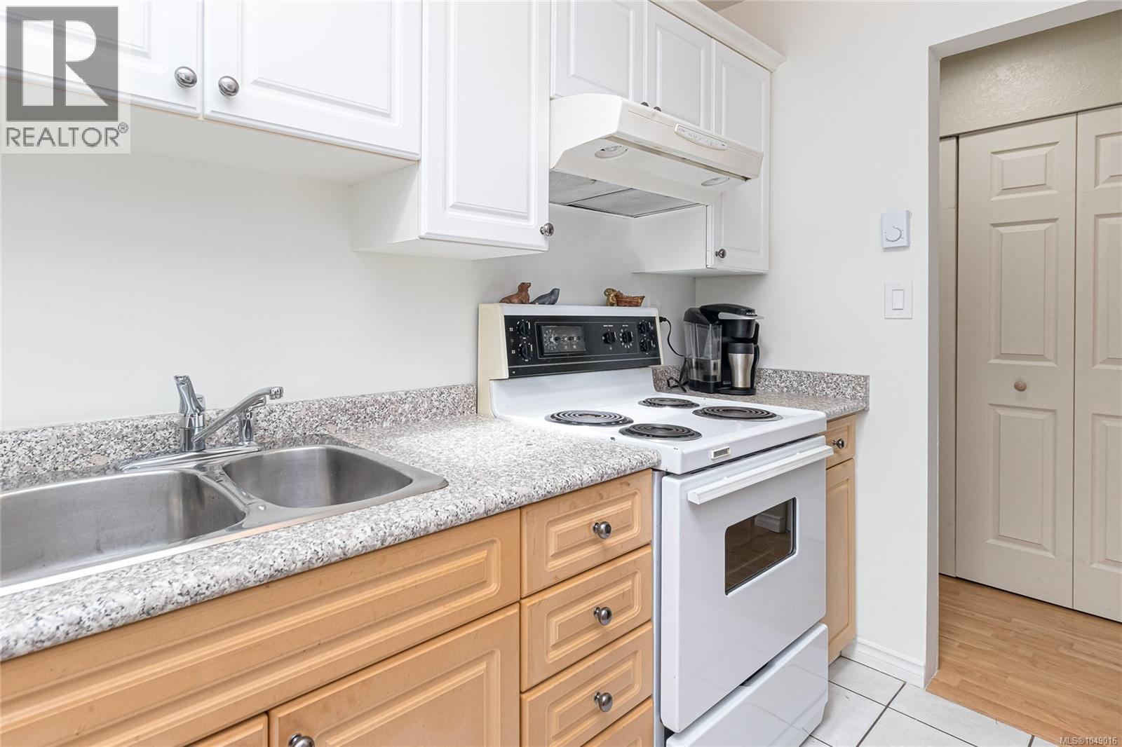 2890 Canyon Park Pl Property Photo 12