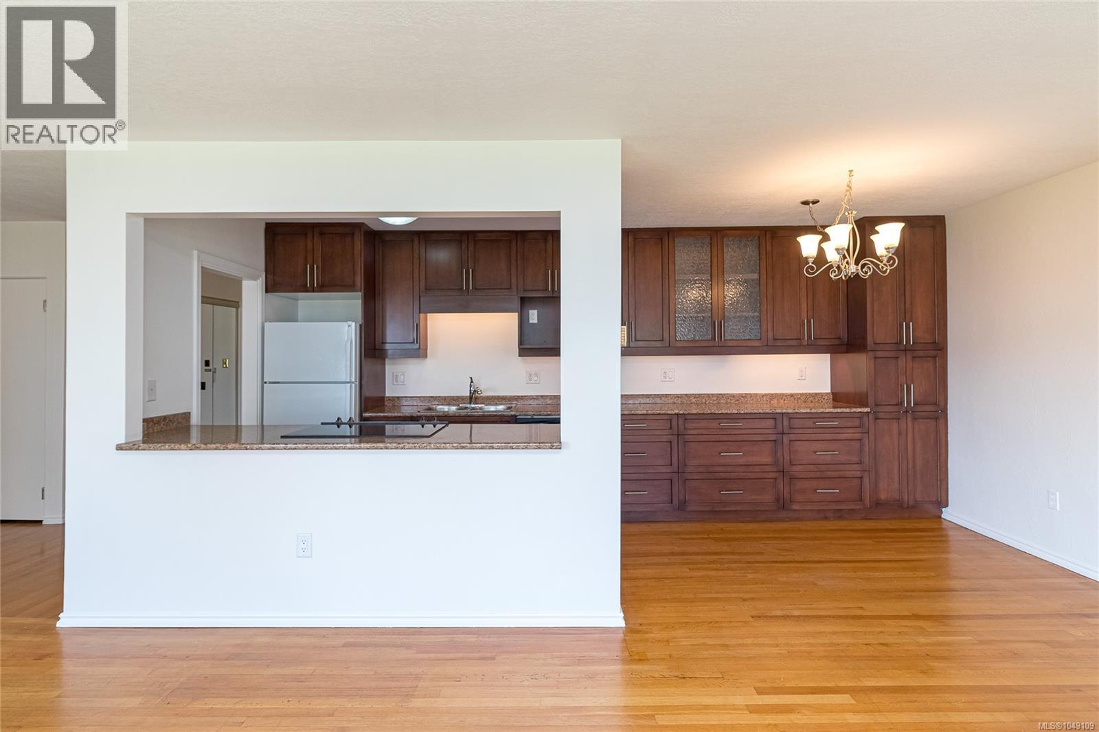 102 1318 Beach Dr Property Photo 10