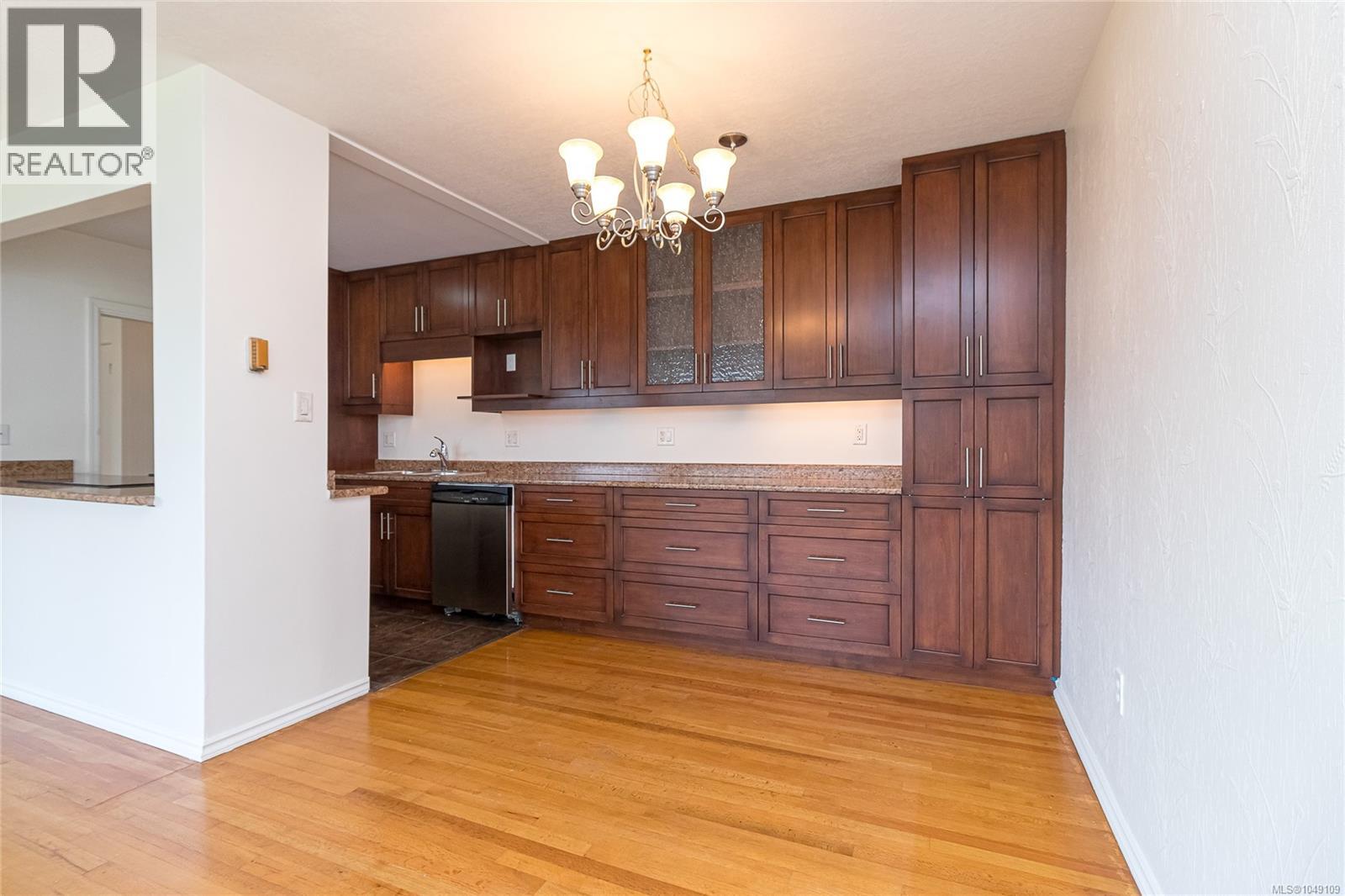 102 1318 Beach Dr Property Photo 11
